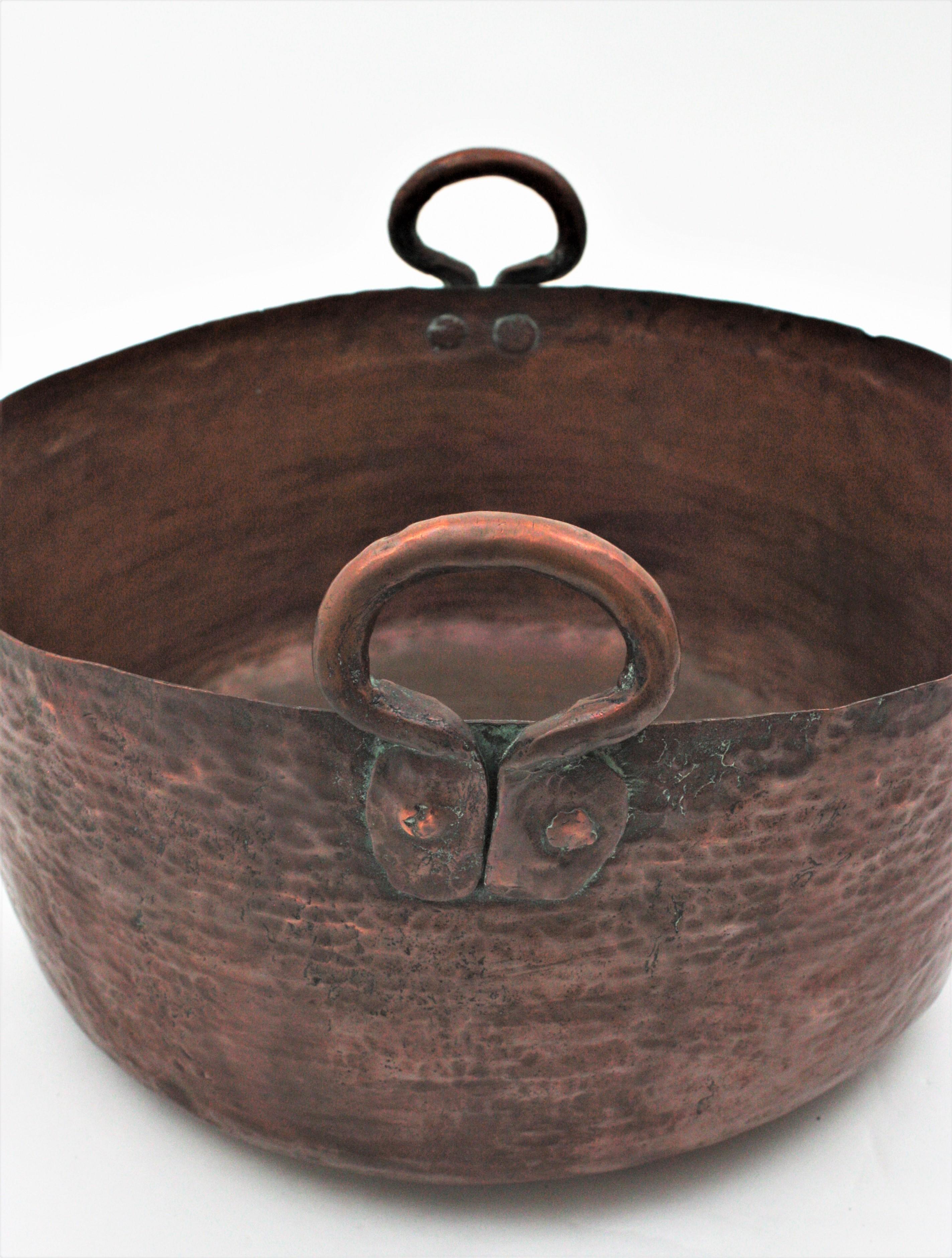 Massive Spanish Copper Cauldron with Handles In Good Condition For Sale In Barcelona, ES