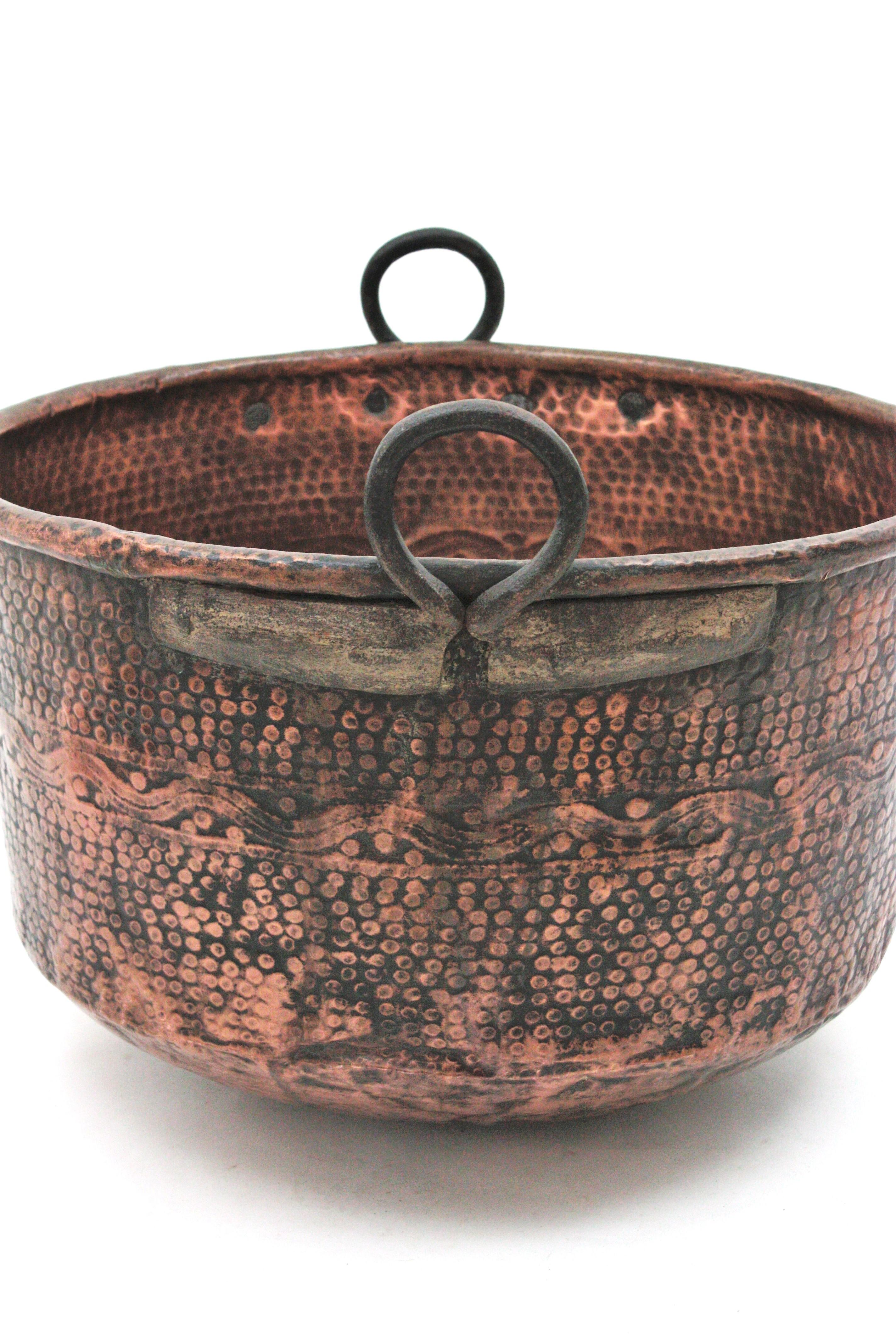 Massive Spanish Copper Cauldron with Iron Handles In Good Condition For Sale In Barcelona, ES
