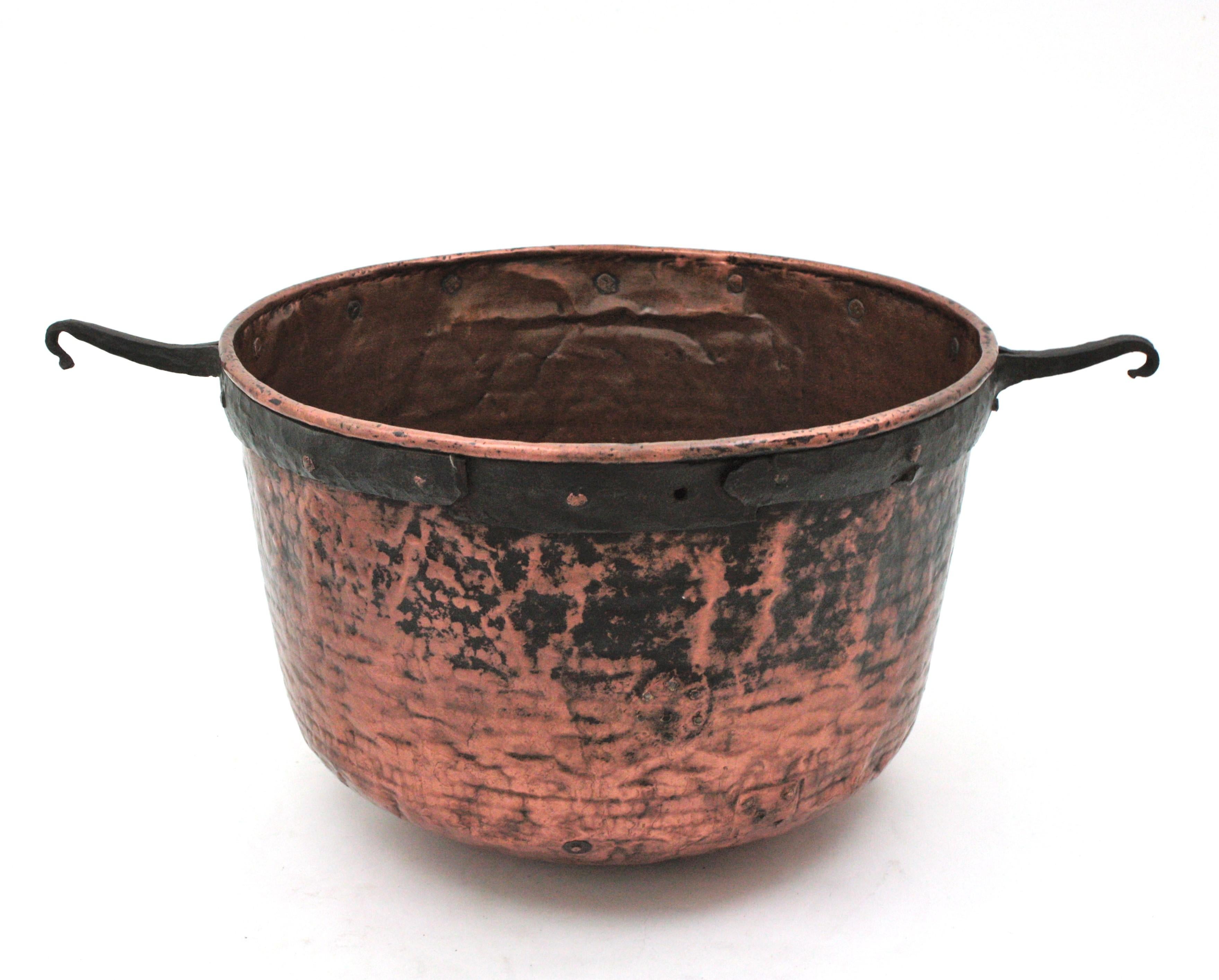 Massive Spanish Copper Cauldron with Iron Hook Handles In Good Condition For Sale In Barcelona, ES