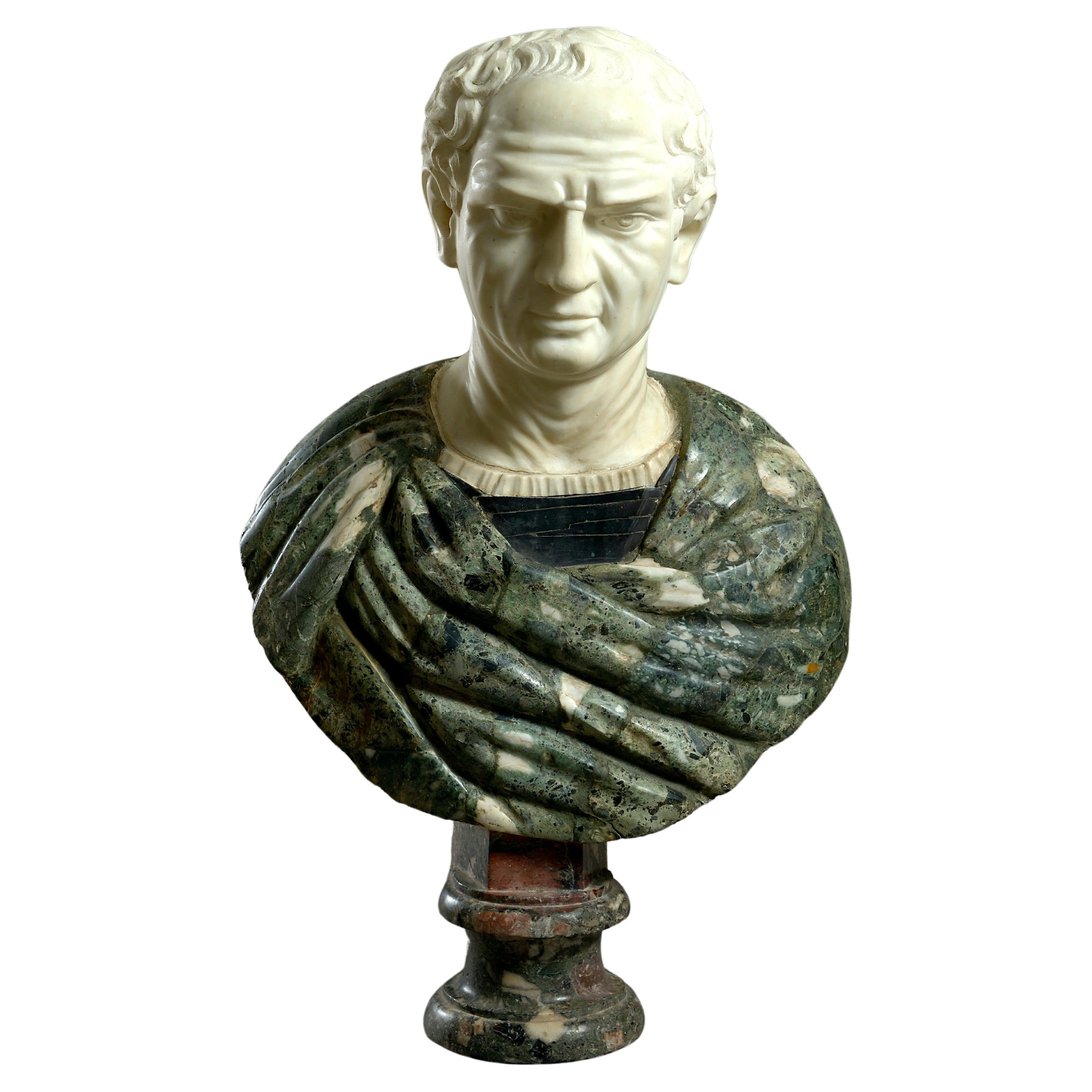 Massiccia statuaria e busto in marmo policromo di un imperatore