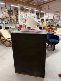 Massive abstrakte kinetische Skulptur aus Stahl und Eisen mit Bemalung auf Ständer