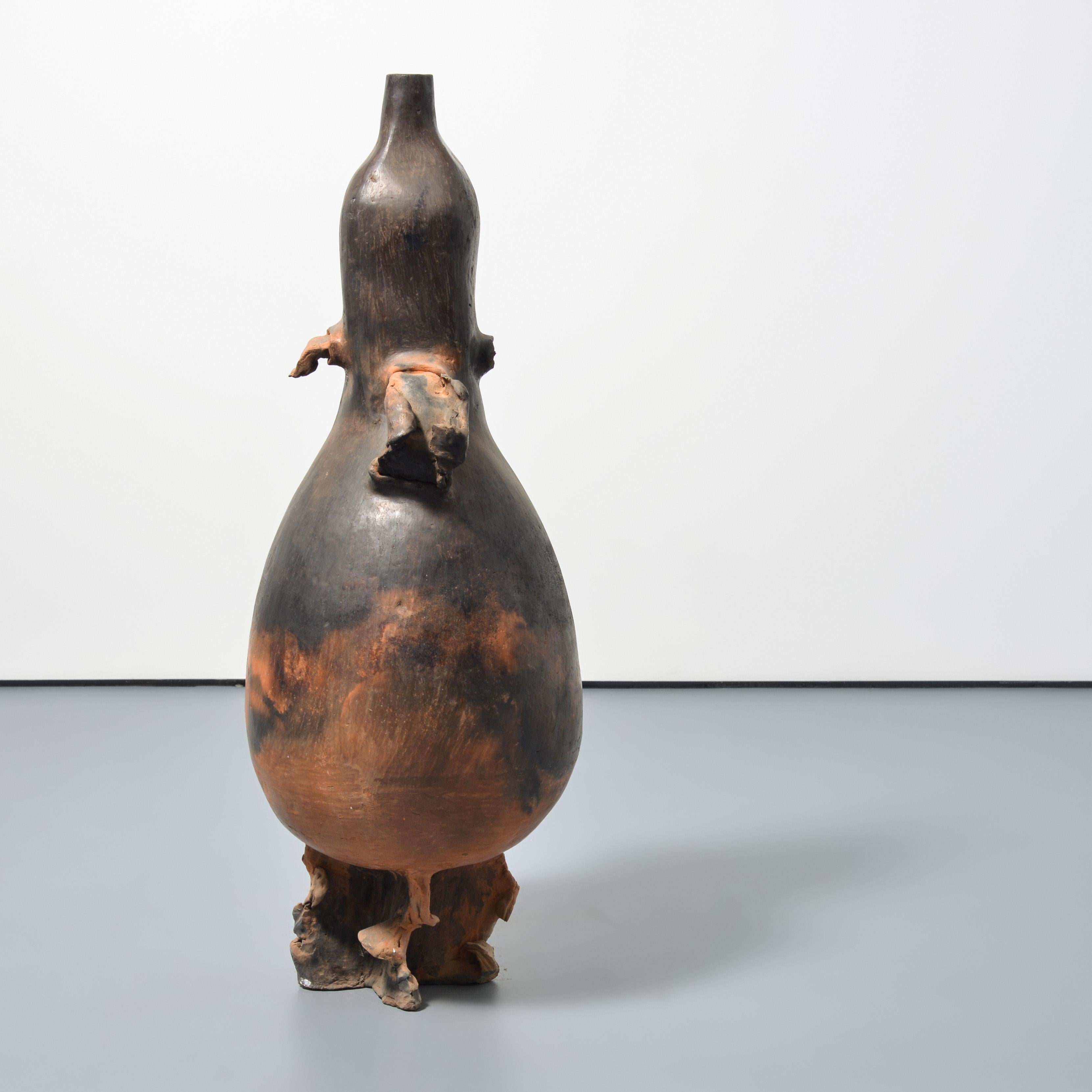 Artista/Designer: Sydney K. Hamburger (americano, nato nel 1935)
Marcatura(e); note: nessuna marcatura(e) evidente(i)
Materiali: ceramica
Dimensioni: 44,5″h, 19″l, 16″d
Informazioni aggiuntive: Provenienza: Artista / Collezione privata, Trenton, NJ.