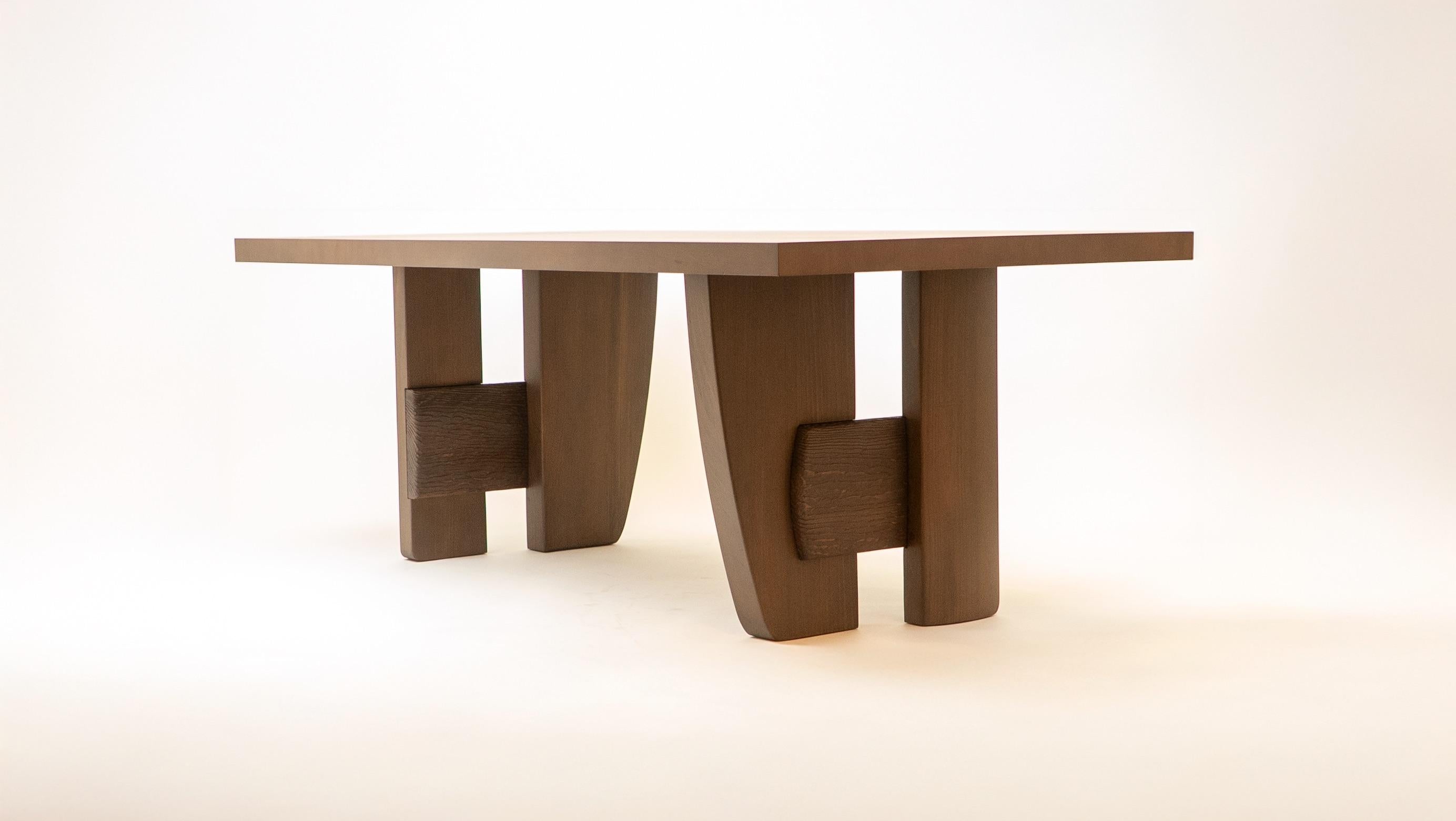 La Mesa Massive, diseñada por Charlotte Besson Oberlin en 2025, encarna la fuerza y la elegancia del fresno, una madera noble con vetas sutiles y tonos cálidos. Su diseño minimalista pero imponente, con líneas limpias y un tablero generoso, le