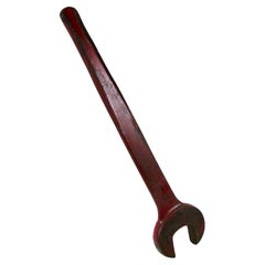 Llave inglesa de hierro de un metro como escultura industrial steampunk