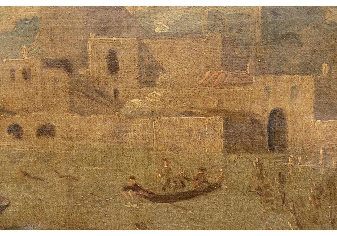 Prächtiger Trumeau-Spiegel im Barockstil des späten 18. und frühen 19. Jahrhunderts, grün lackiert und mit vergoldeten Details. Eine geschnitzte Platte mit einer Einfassung mit gemalten Szenen eines Schlosses, eines Sees und Figuren am Ufer. Eine