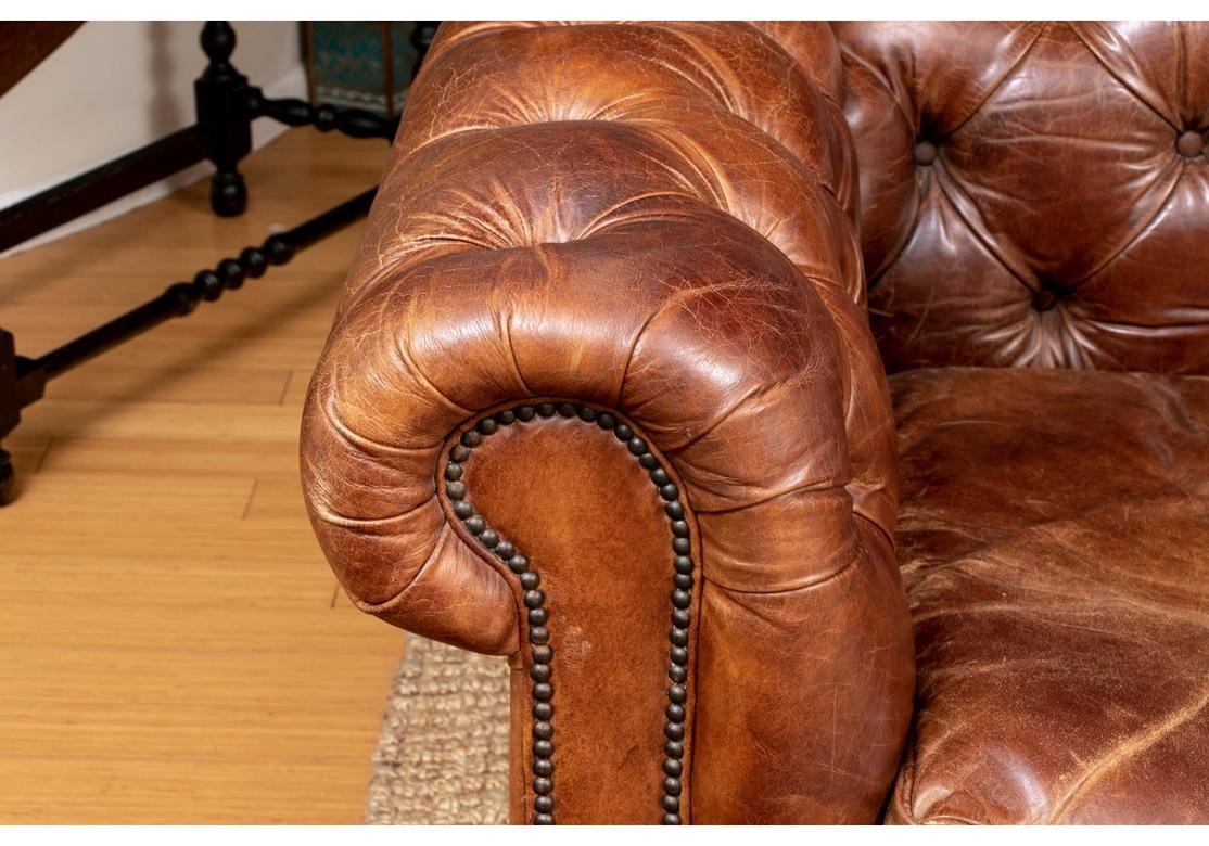 Massives getuftetes Chesterfield-Sofa aus begehrenswertem, getragenem Leder (Hollywood Regency) im Angebot