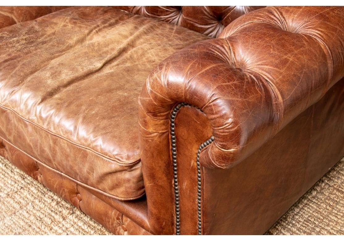 Massives getuftetes Chesterfield-Sofa aus begehrenswertem, getragenem Leder im Zustand „Starke Gebrauchsspuren“ im Angebot in Bridgeport, CT