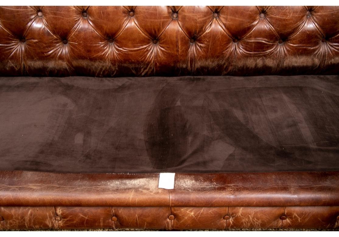 Massives getuftetes Chesterfield-Sofa aus begehrenswertem, getragenem Leder (20. Jahrhundert) im Angebot