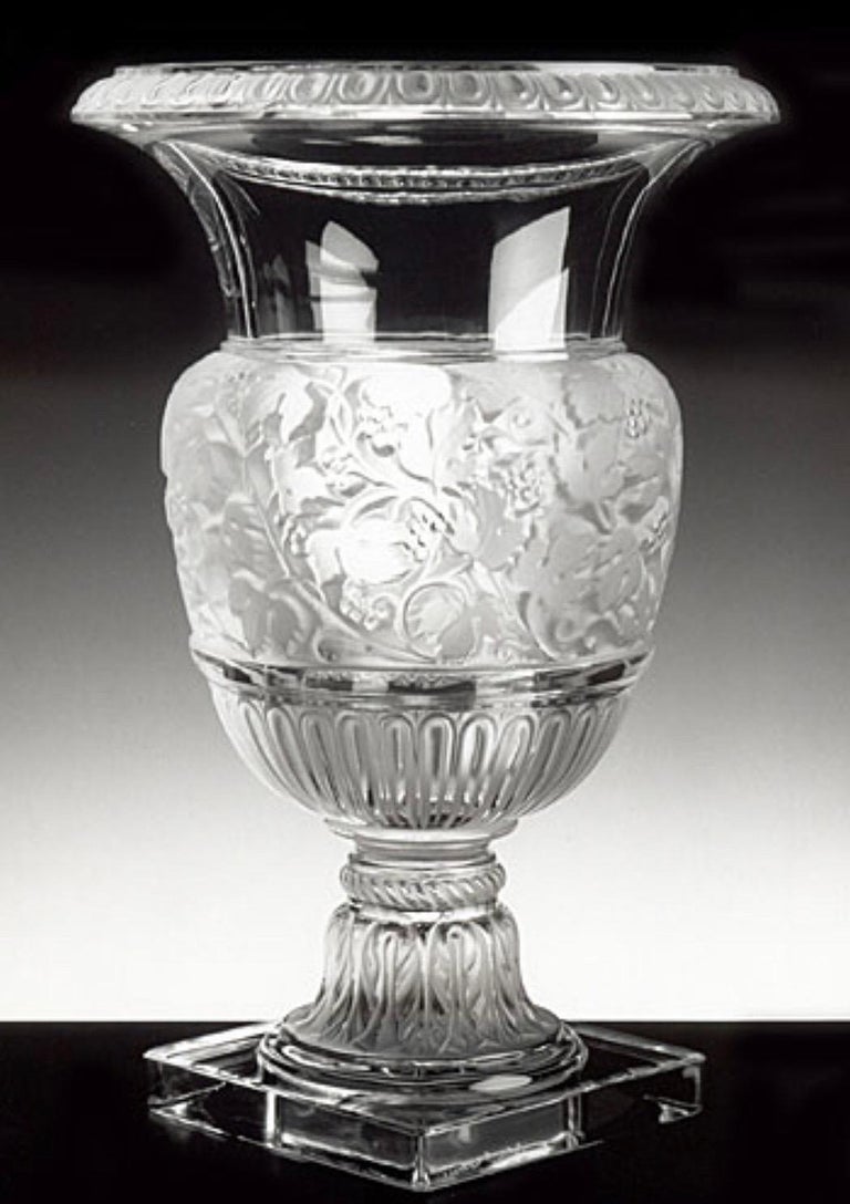 Vase/urne massif Versailles de Lalique de France sur 1stDibs | lalique  versailles vase