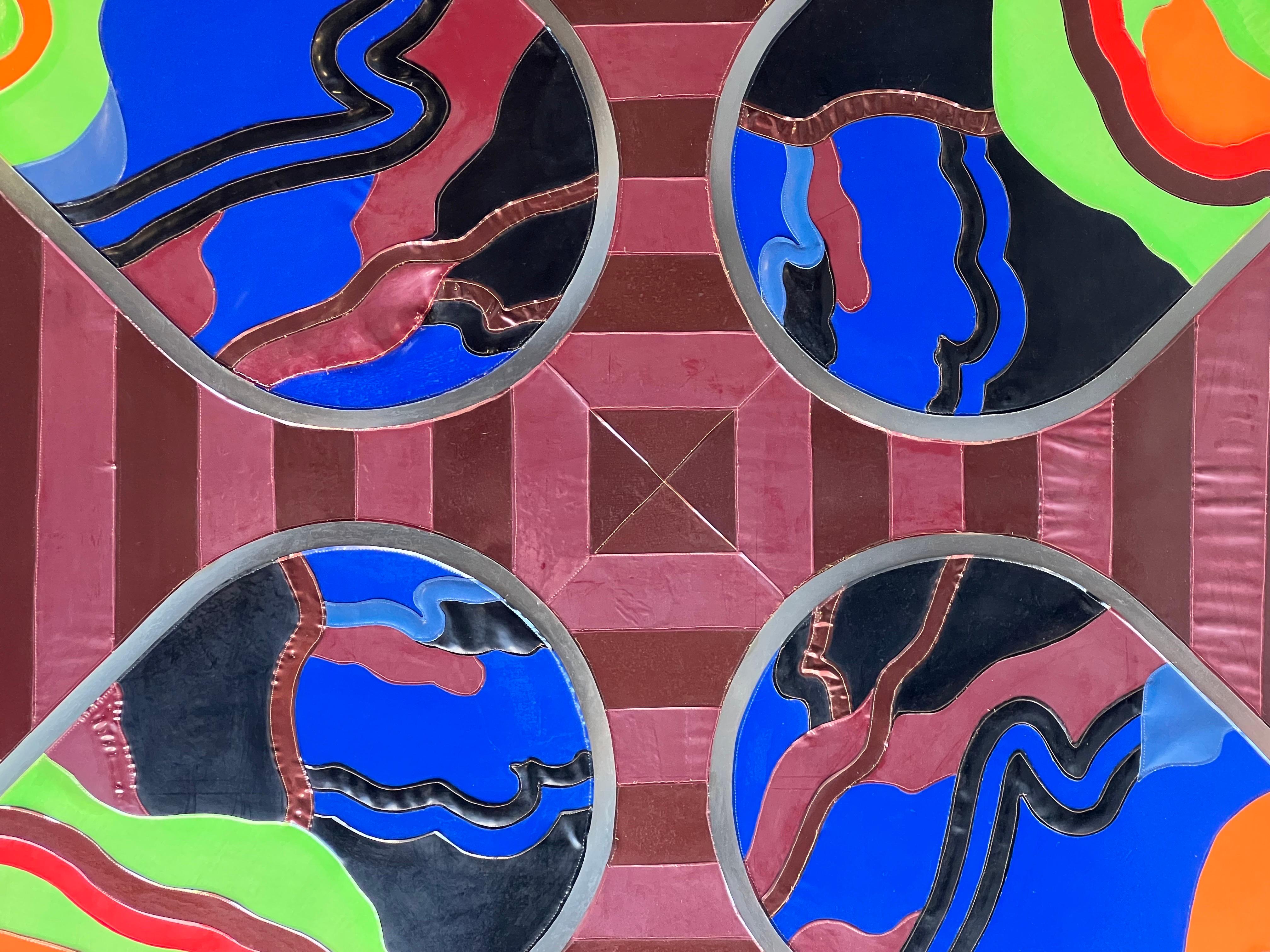 Œuvre d'art vintage de l'artiste américain Thomas Nawrocki. Intitulé Kaleidoscope, Steeple Scope Window. Cette œuvre encadrée à grande échelle est réalisée à partir de vinyles colorés cousus ensemble pour créer un portail psychédélique. Le fond est