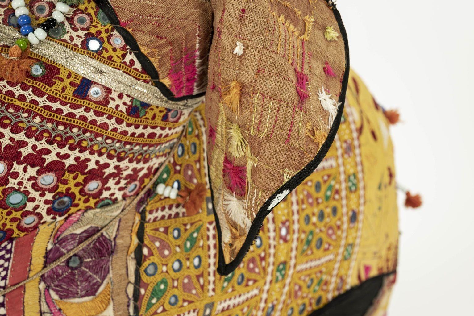 Massiccio elefante di cotone vintage rivestito di tessuti indiani in vendita 2