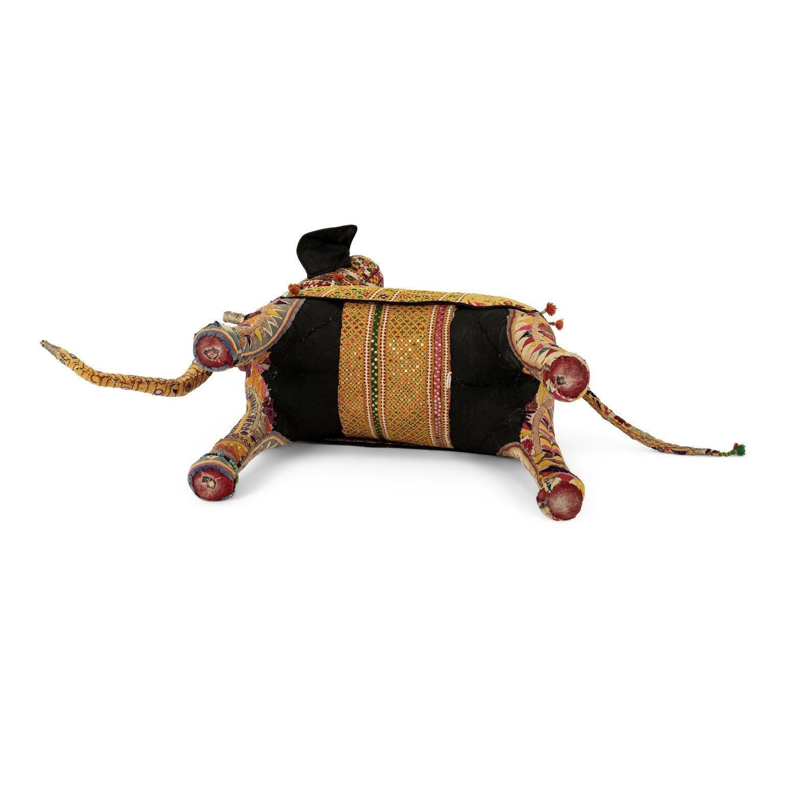 Massiccio elefante di cotone vintage rivestito di tessuti indiani in vendita 4