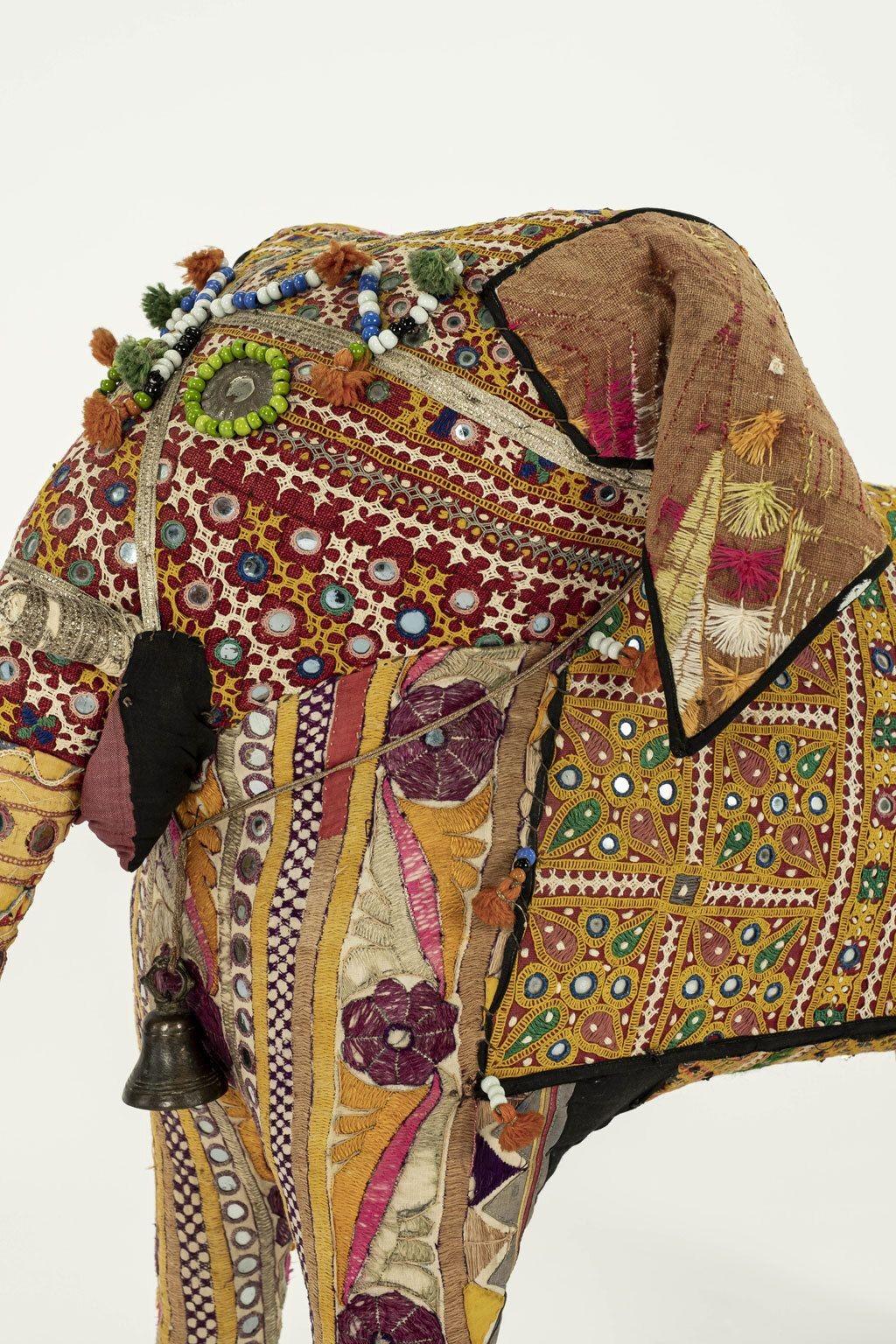 Massives Elefantenkleid aus Baumwolle im Vintage-Stil mit indischen Textilien bezogen (Volkskunst) im Angebot