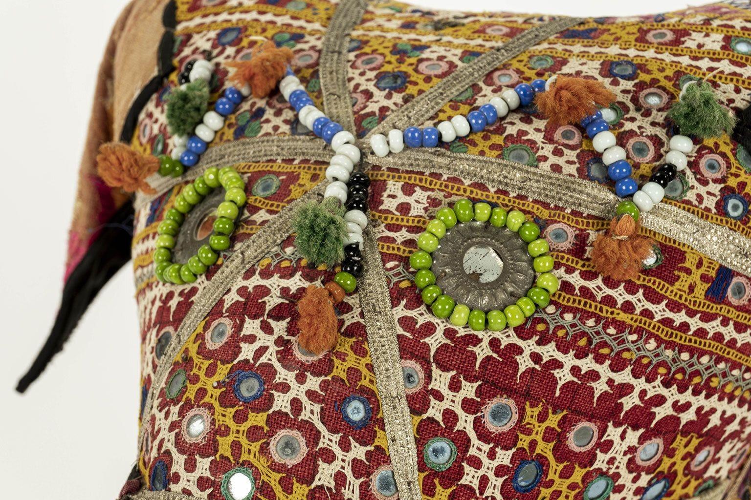 Massives Elefantenkleid aus Baumwolle im Vintage-Stil mit indischen Textilien bezogen im Angebot 1