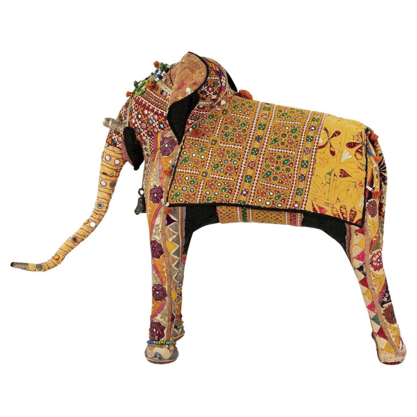Massive éléphant vintage en coton recouvert de textiles indiens