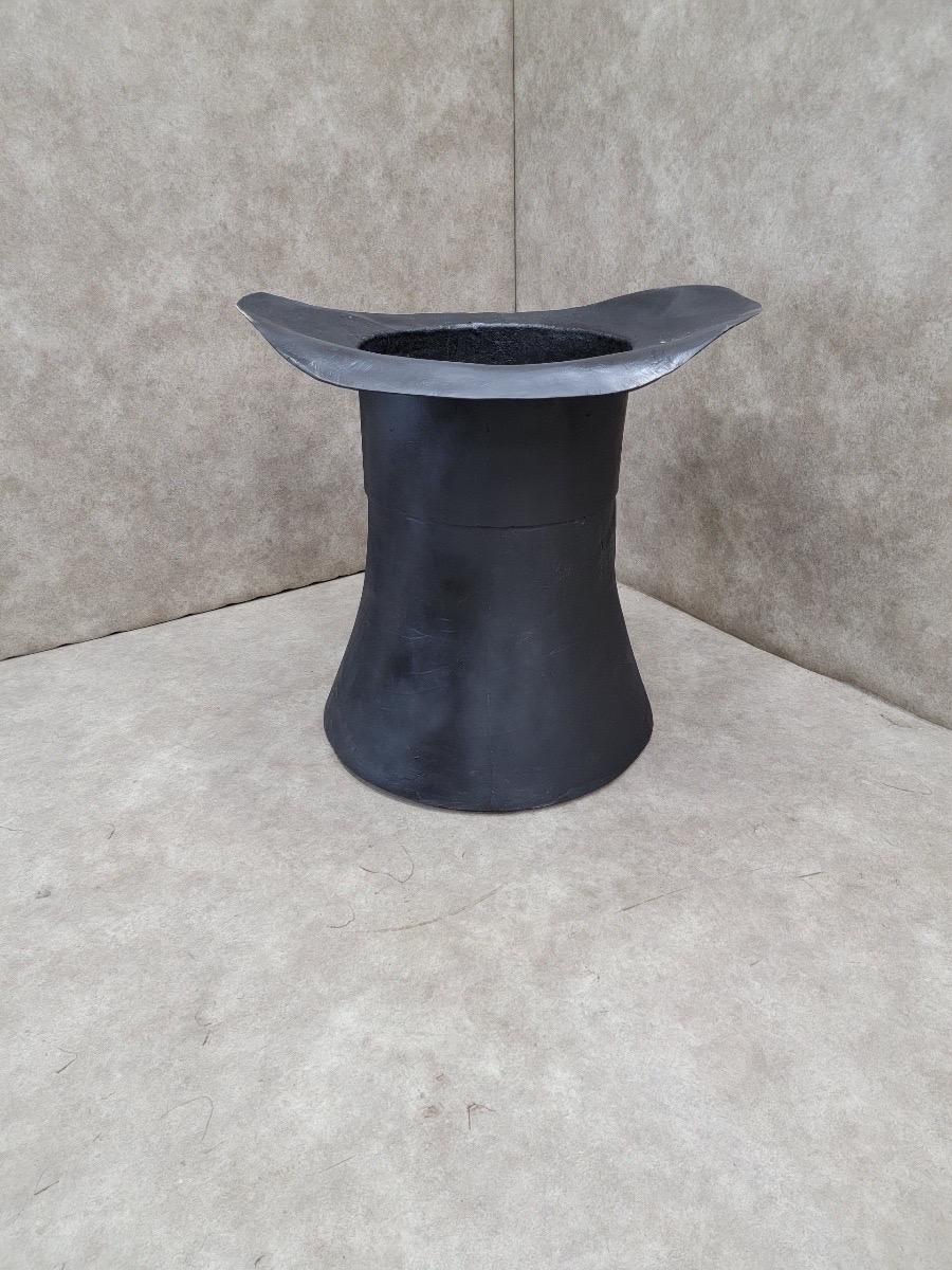 Cappello a cilindro da mago nero oversize d'epoca in fibra di vetro lavorato in resina/pezzo decorativo per le vacanze

Vintage By Massive Sculpted & Crafted Fiberglass Resin Black Magician/Leprechaun Top-Hat Propr. Unico e divertente coniglietto