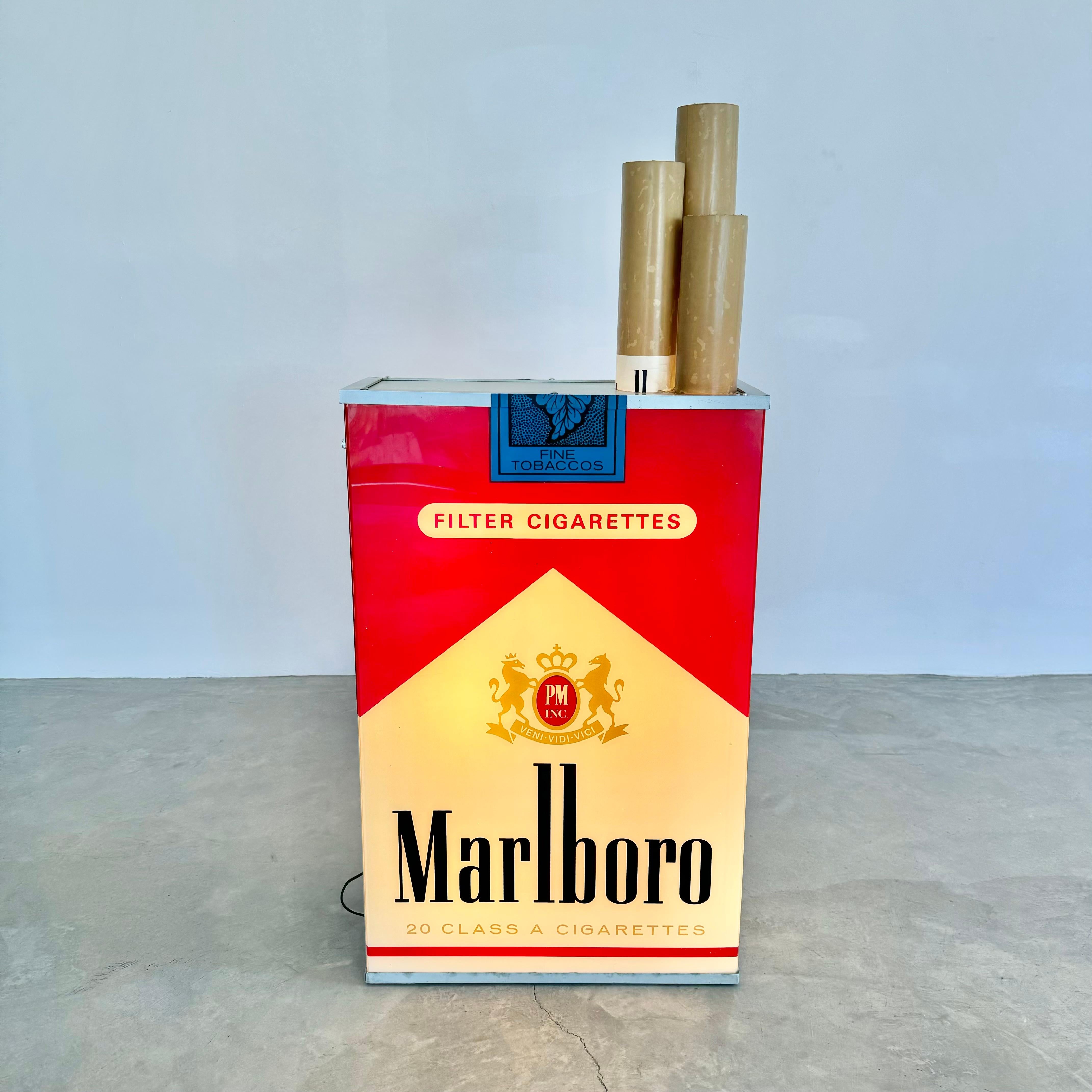 Unglaubliche Vintage-Werbe-Lichtbox von Marlboro. Massiver Maßstab. Sieht toll aus, wenn es an der Wand hängt oder auf dem Boden liegt. Ein leichtes Verblassen durch die Sonne verleiht diesem Stück einen schönen gelblichen Farbton und Patina. Seiten