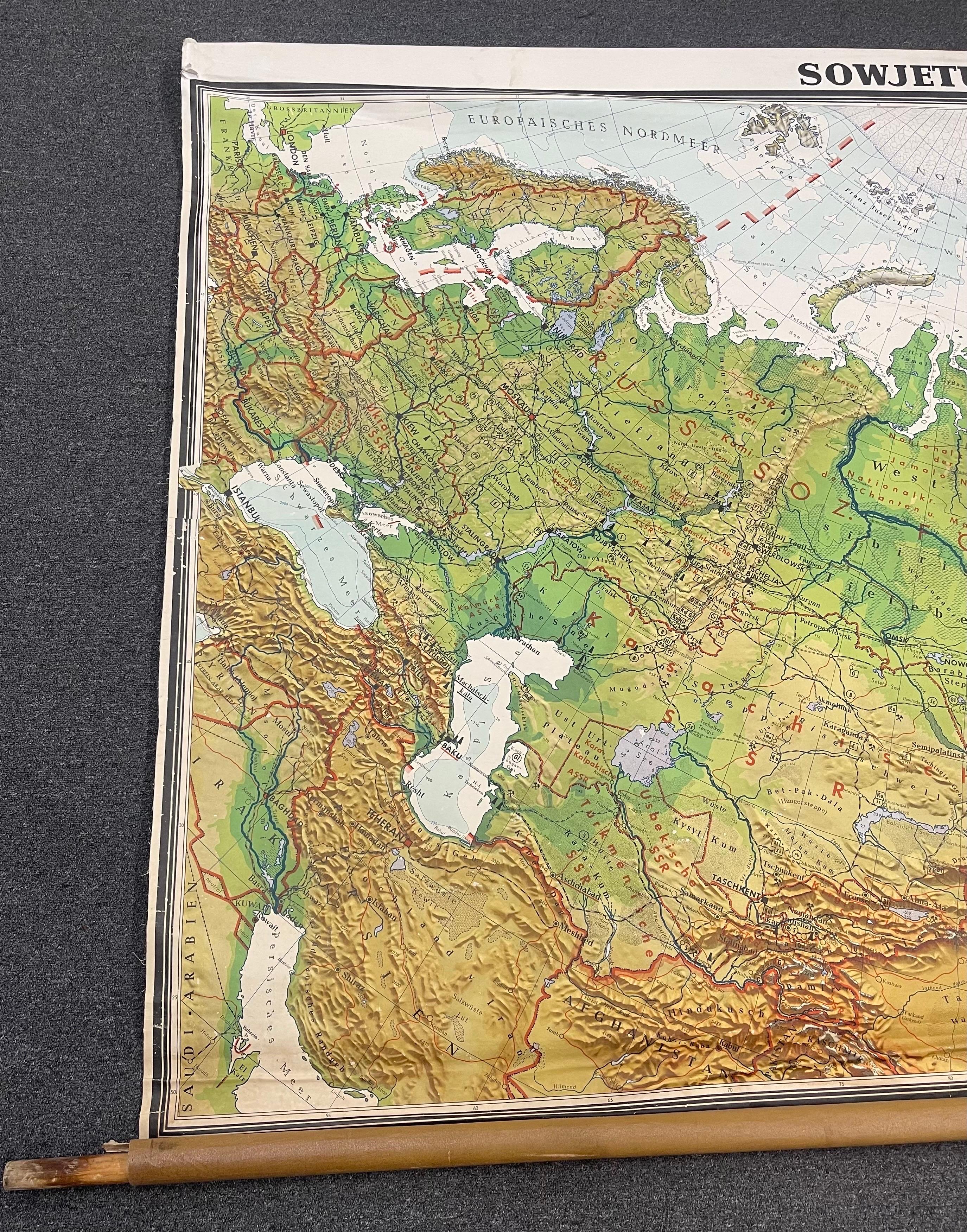Massive Vintage Wall Map of the Soviet Union 'Sowjetunion' by Karl Wenschow In Fair Condition For Sale In San Diego, CA