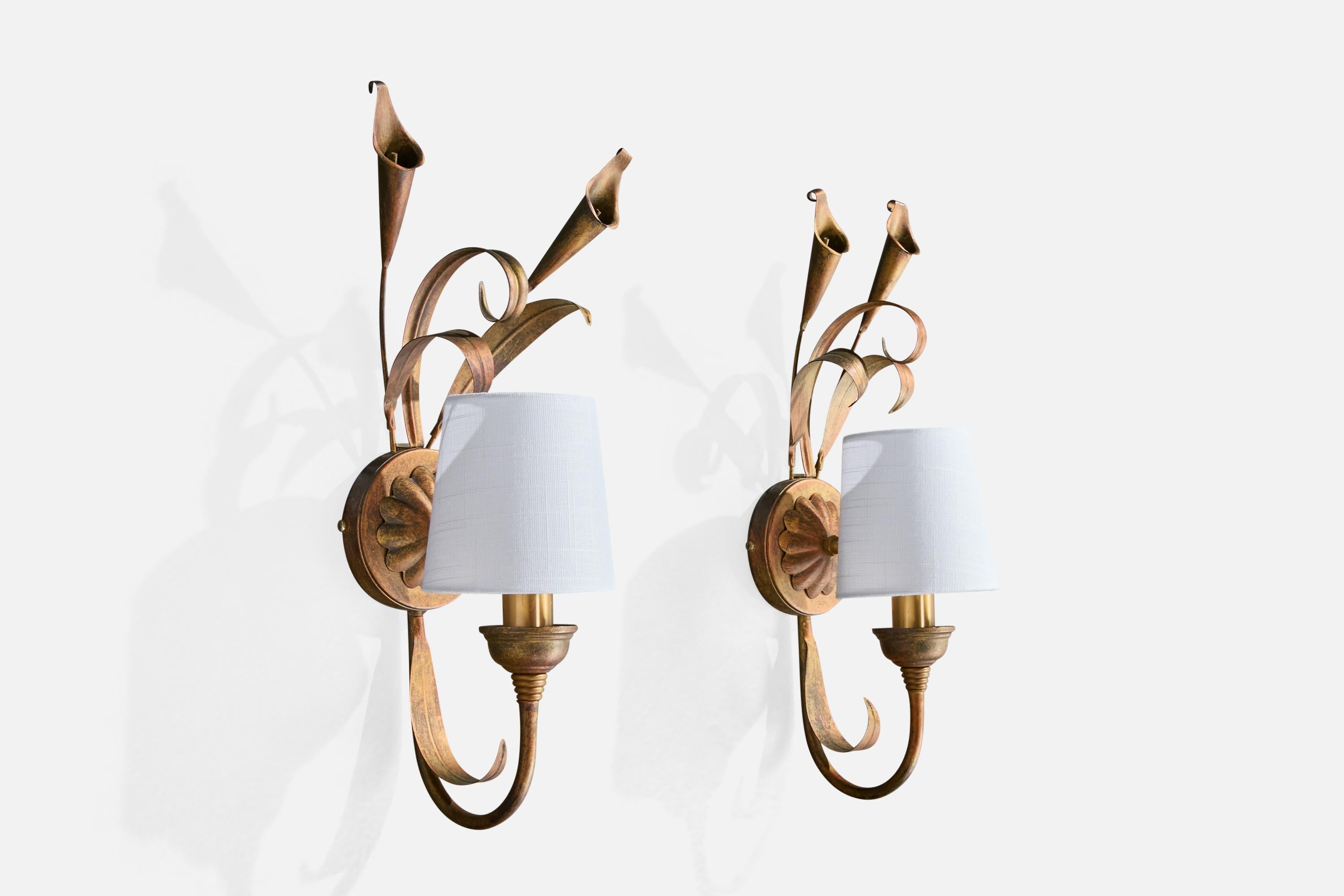 Coppia di applique in metallo verniciato in bronzo, ottone e tessuto bianco prodotte da Massive, Francia, anni '80 circa.

Dimensioni complessive (pollici): 17,5 