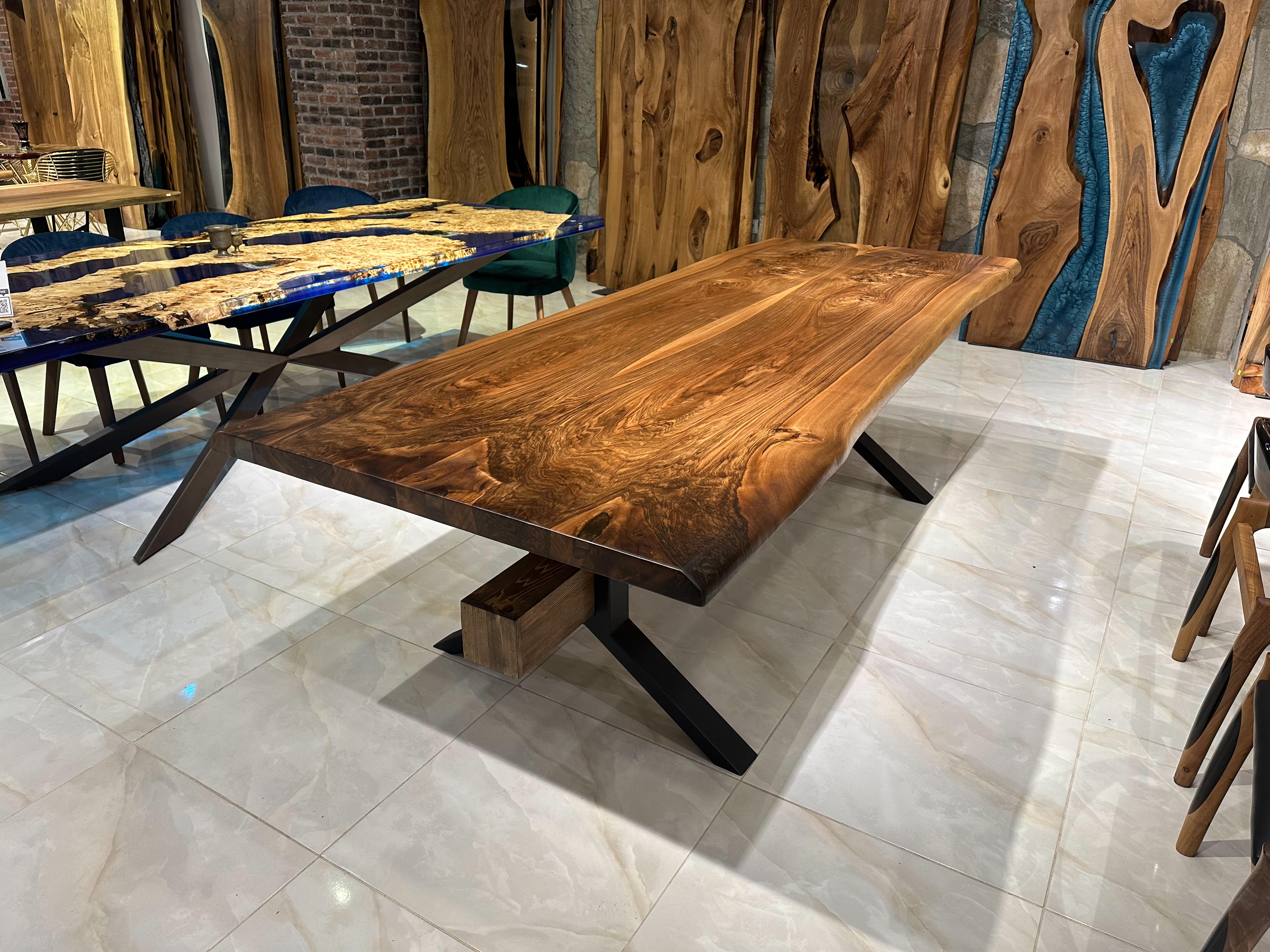 KONFERENZTISCH WALNUSS LIVE EDGE

Dieser Tisch ist aus natürlichen Walnussplatten gefertigt. 

Einige Nussbaumplatten sind von natürlicher Schönheit, da ihre eine Seite eine große Rundung aufweist. Dies ist einer von ihnen! 

Wir haben die Risse mit