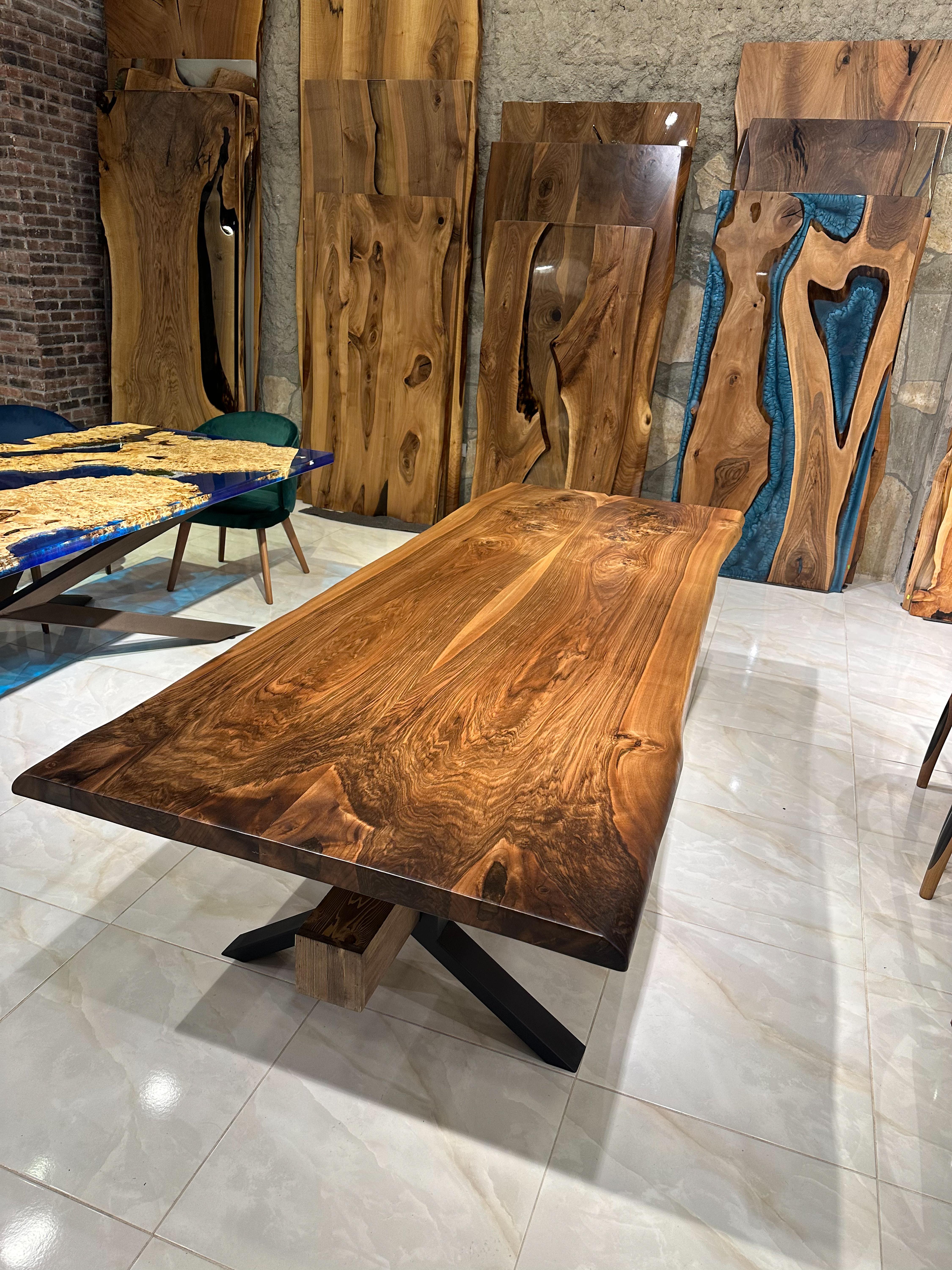 Massiver Tisch aus Nussbaumholz – Holz mit naturfarbener Kante – Küchentisch – Konferenzzimmertisch (Organische Moderne) im Angebot