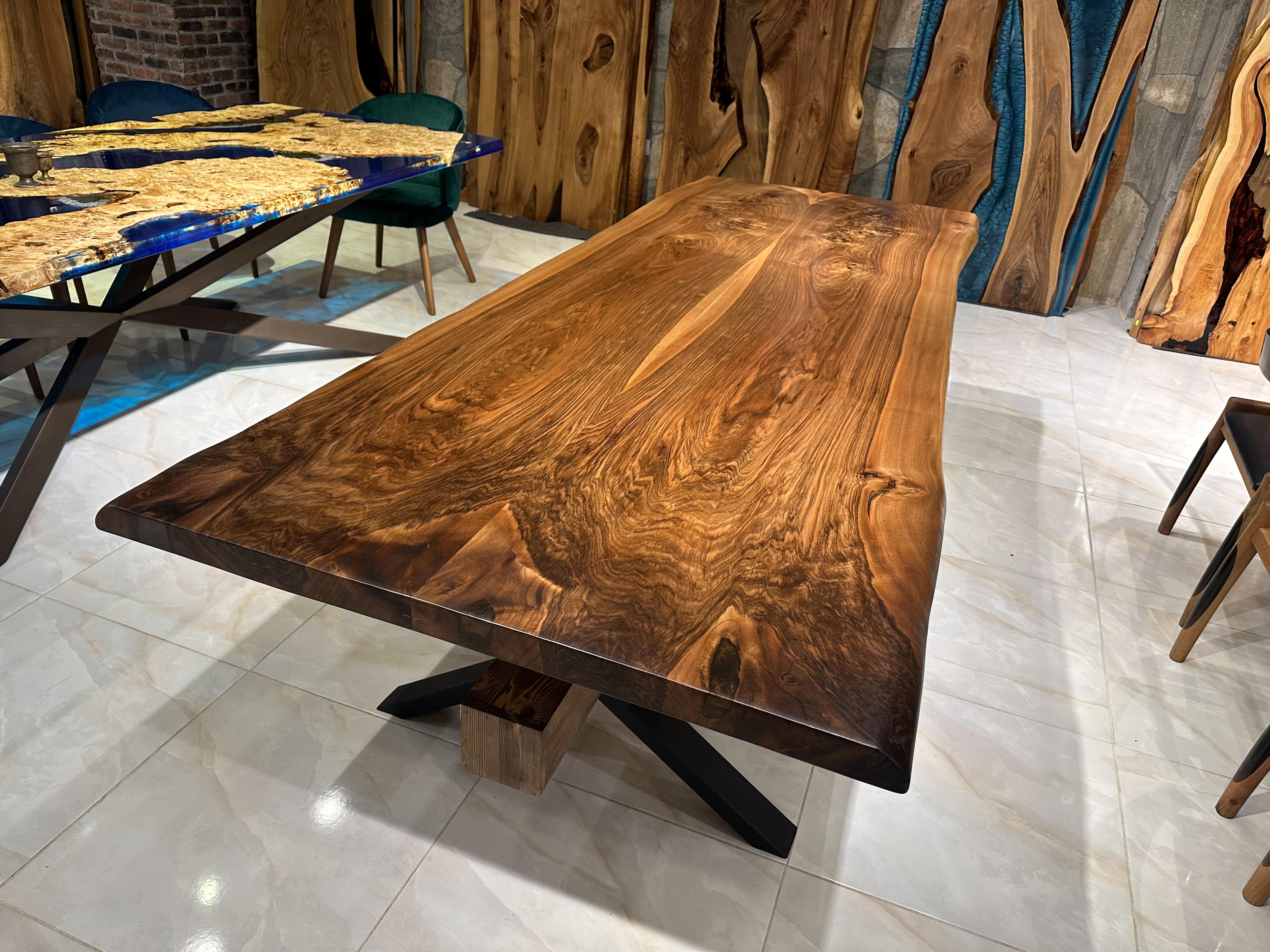 Massiver Tisch aus Nussbaumholz – Holz mit naturfarbener Kante – Küchentisch – Konferenzzimmertisch (Türkisch) im Angebot