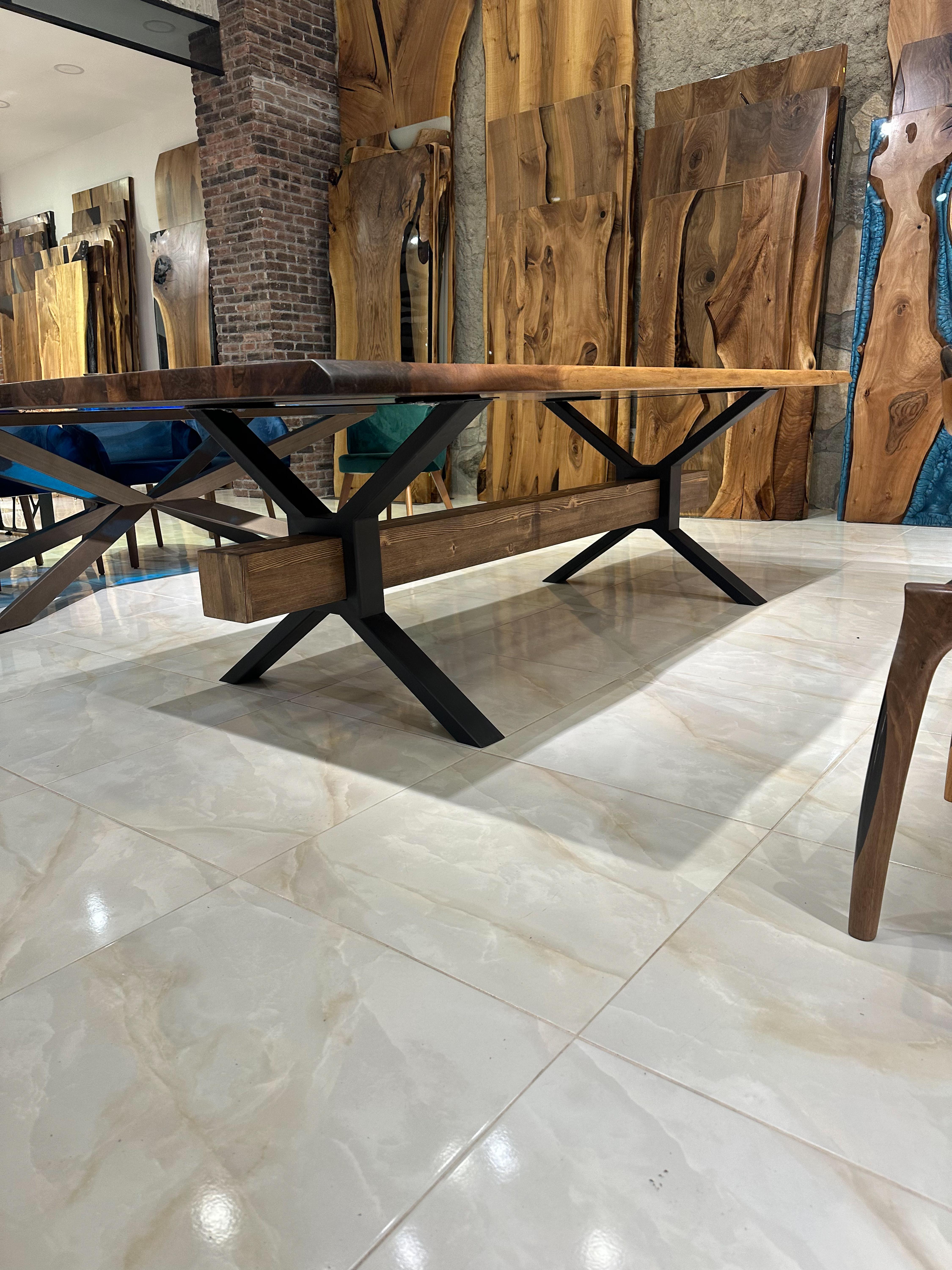 Massiver Tisch aus Nussbaumholz – Holz mit naturfarbener Kante – Küchentisch – Konferenzzimmertisch (Handgeschnitzt) im Angebot