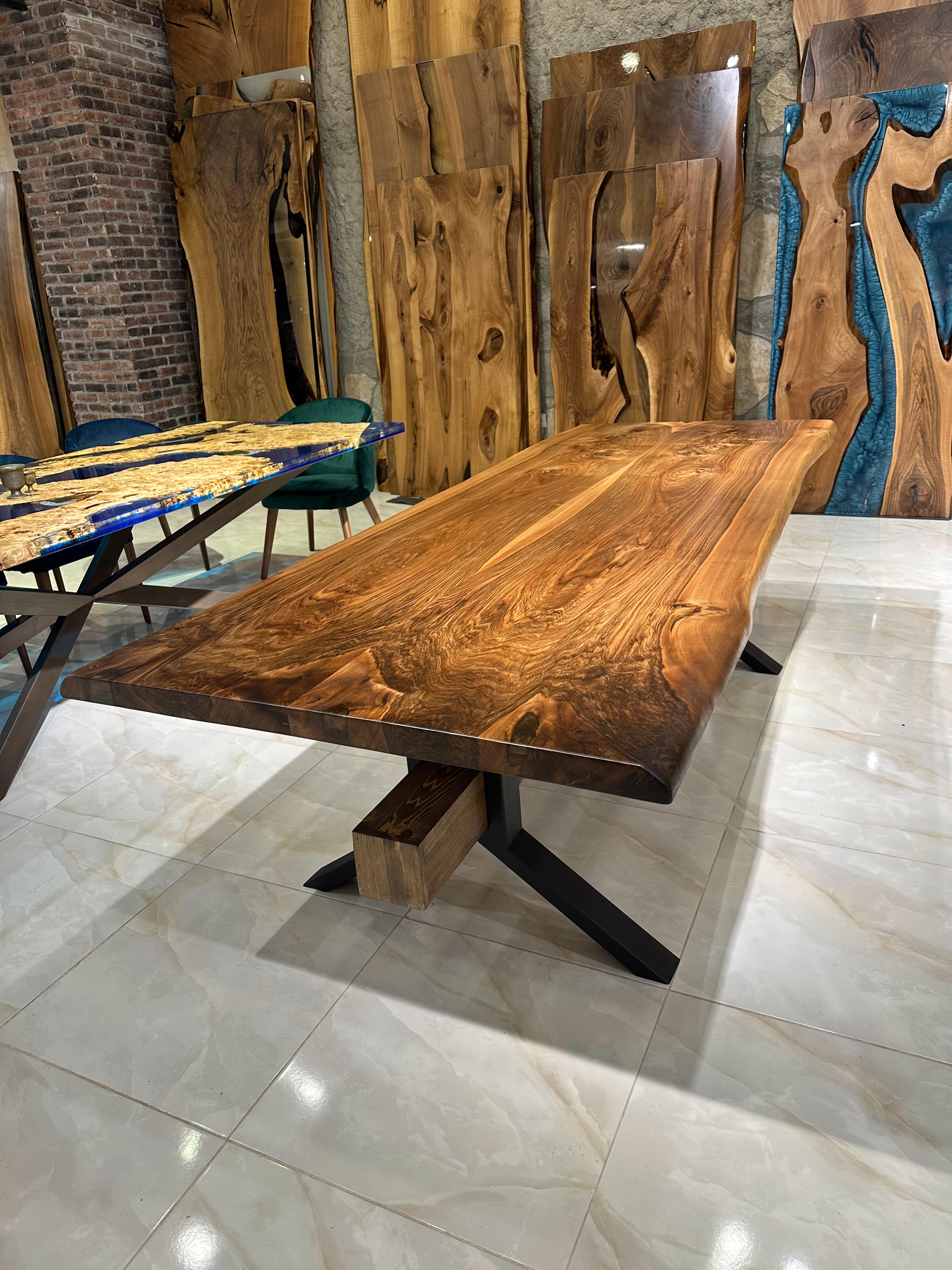 Massiver Tisch aus Nussbaumholz – Holz mit naturfarbener Kante – Küchentisch – Konferenzzimmertisch im Zustand „Neu“ im Angebot in İnegöl, TR