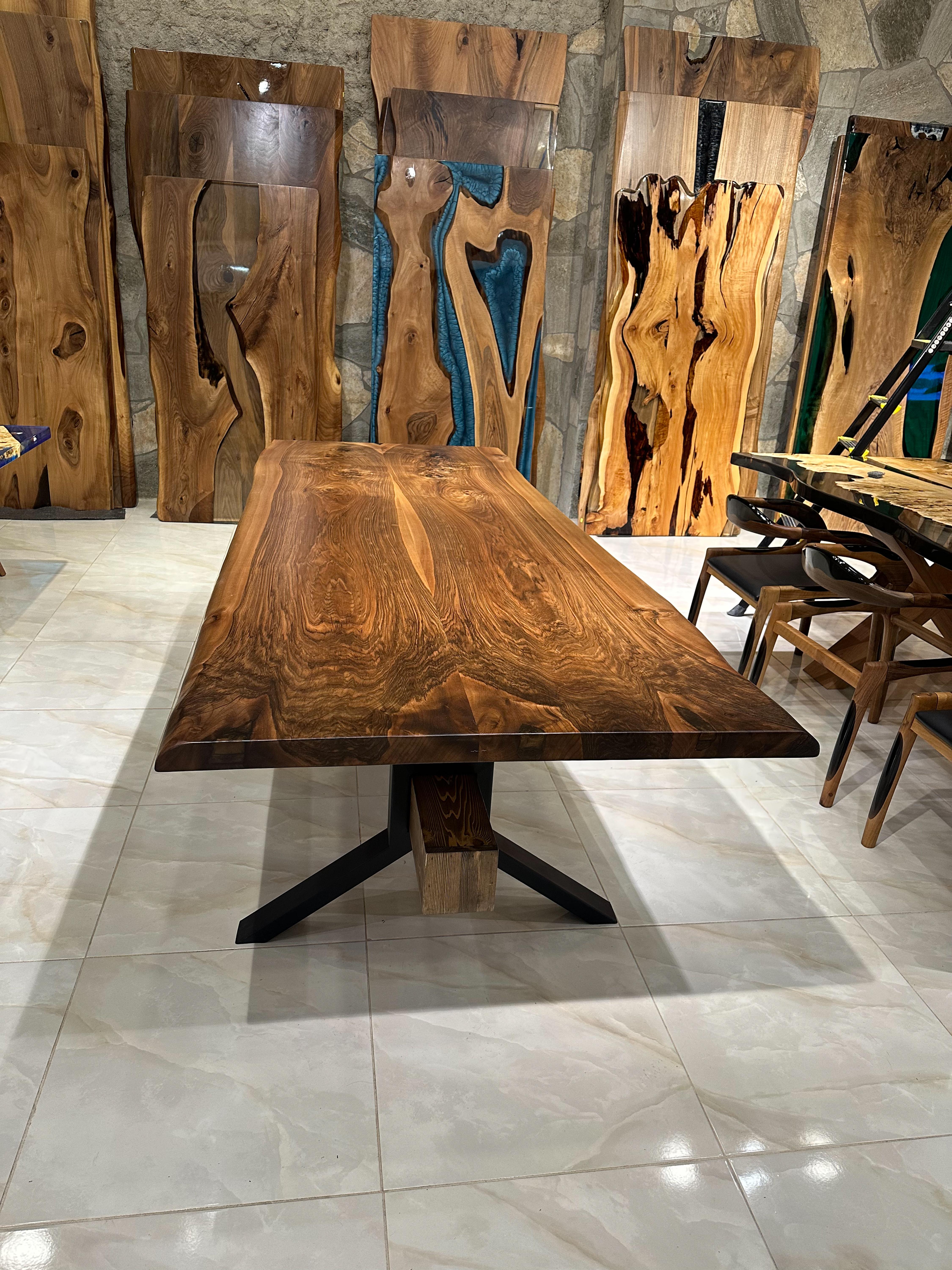 Massiver Tisch aus Nussbaumholz – Holz mit naturfarbener Kante – Küchentisch – Konferenzzimmertisch (21. Jahrhundert und zeitgenössisch) im Angebot