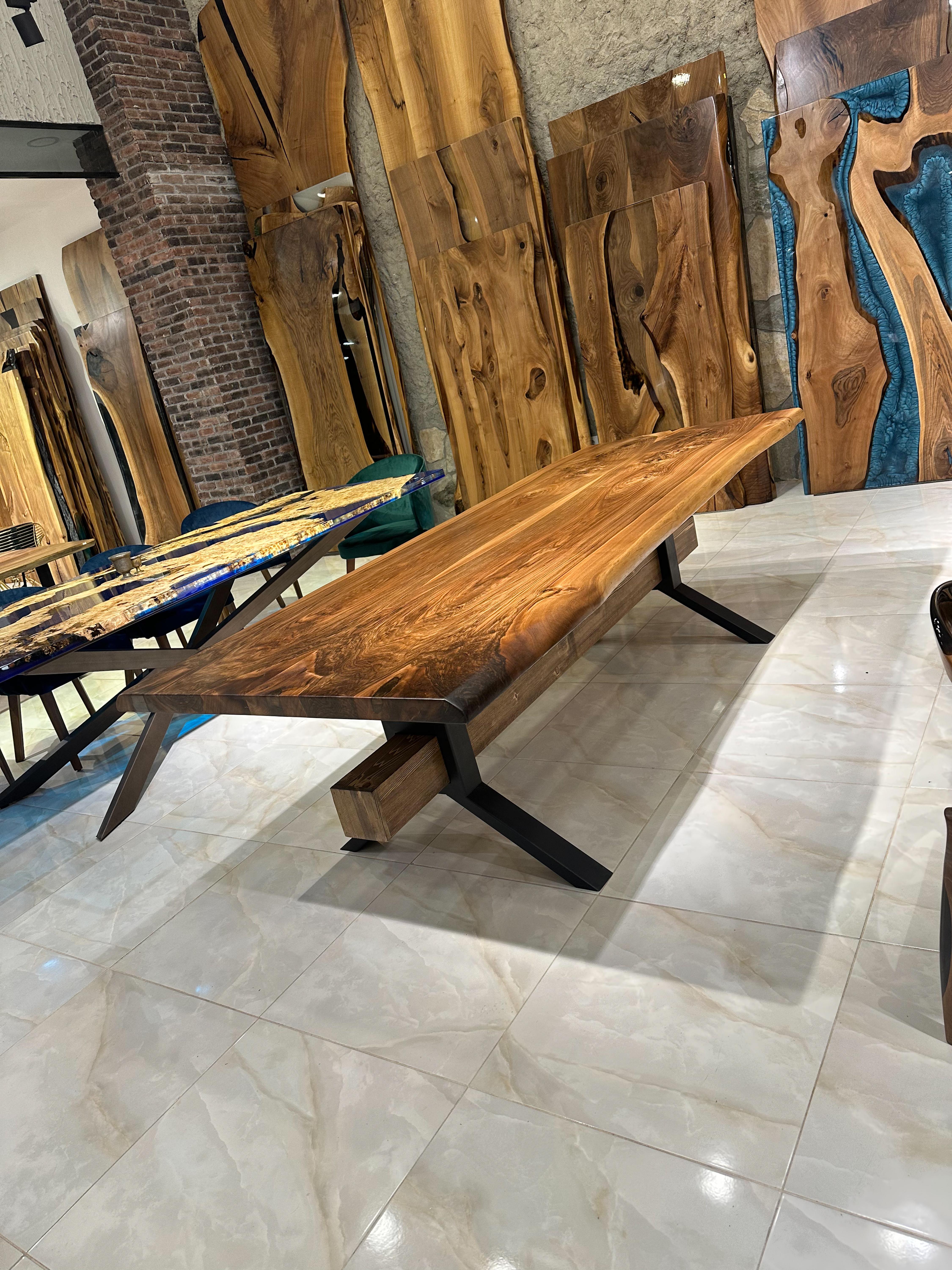 Massiver Tisch aus Nussbaumholz – Holz mit naturfarbener Kante – Küchentisch – Konferenzzimmertisch (Epoxidharz) im Angebot