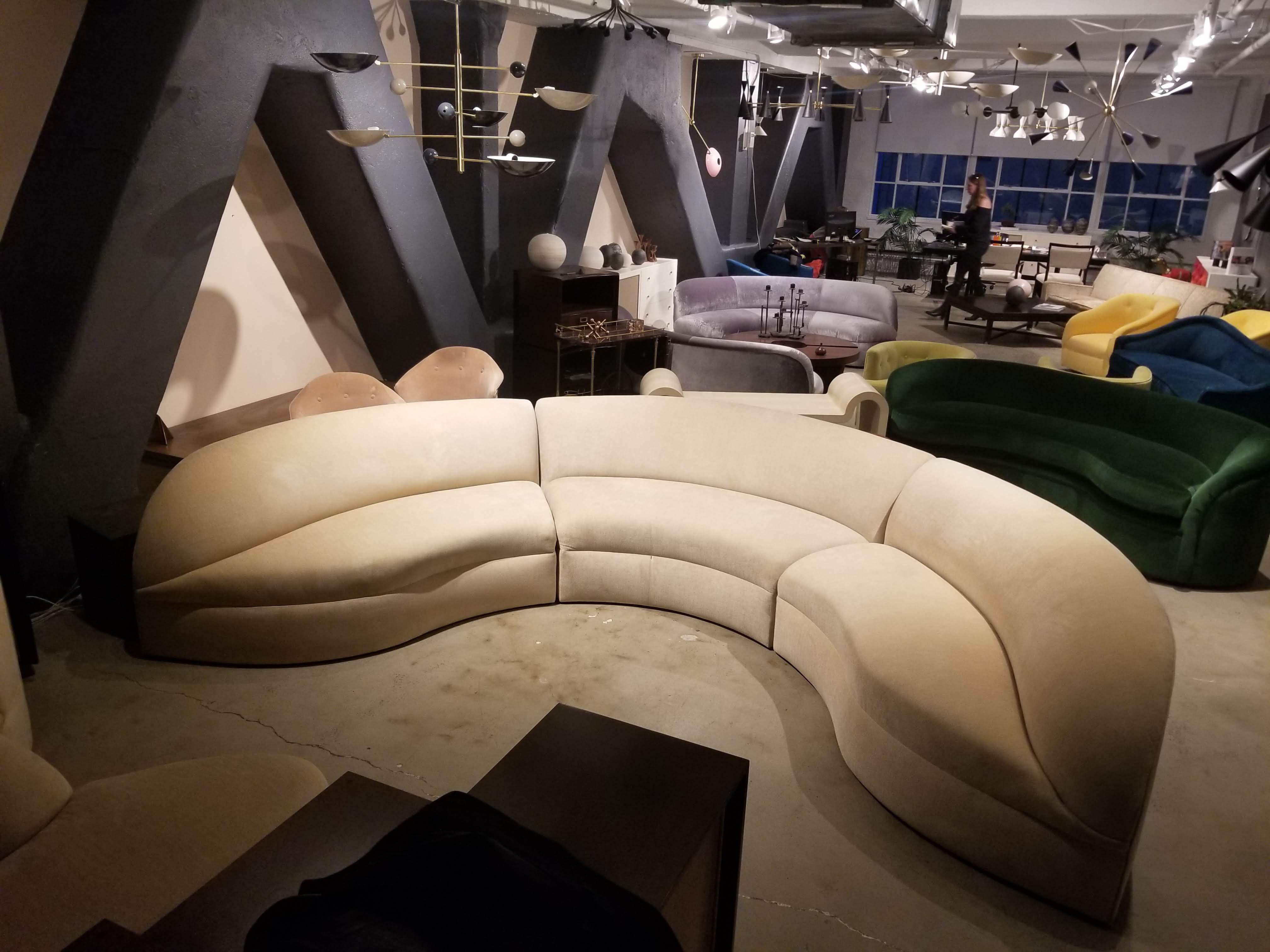 Massive 1980s to early 1990s curved biomorphic sectional sofa in cream wool. This sofa is outrageously comfortable and inviting, yet sleek and sculptural, it is always so difficult to find the perfect marriage of comfort and beauty in sofas.