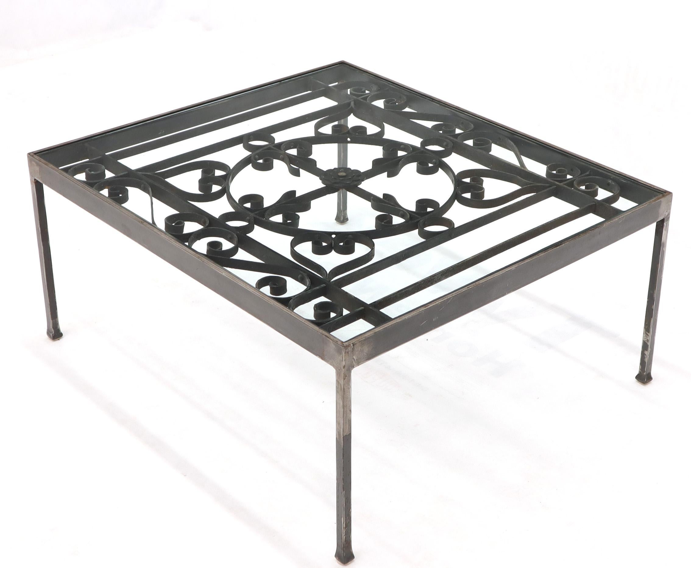 Mid-Century Modern Grande table basse rectangulaire en fer forgé avec plateau en verre et plateau large en vente