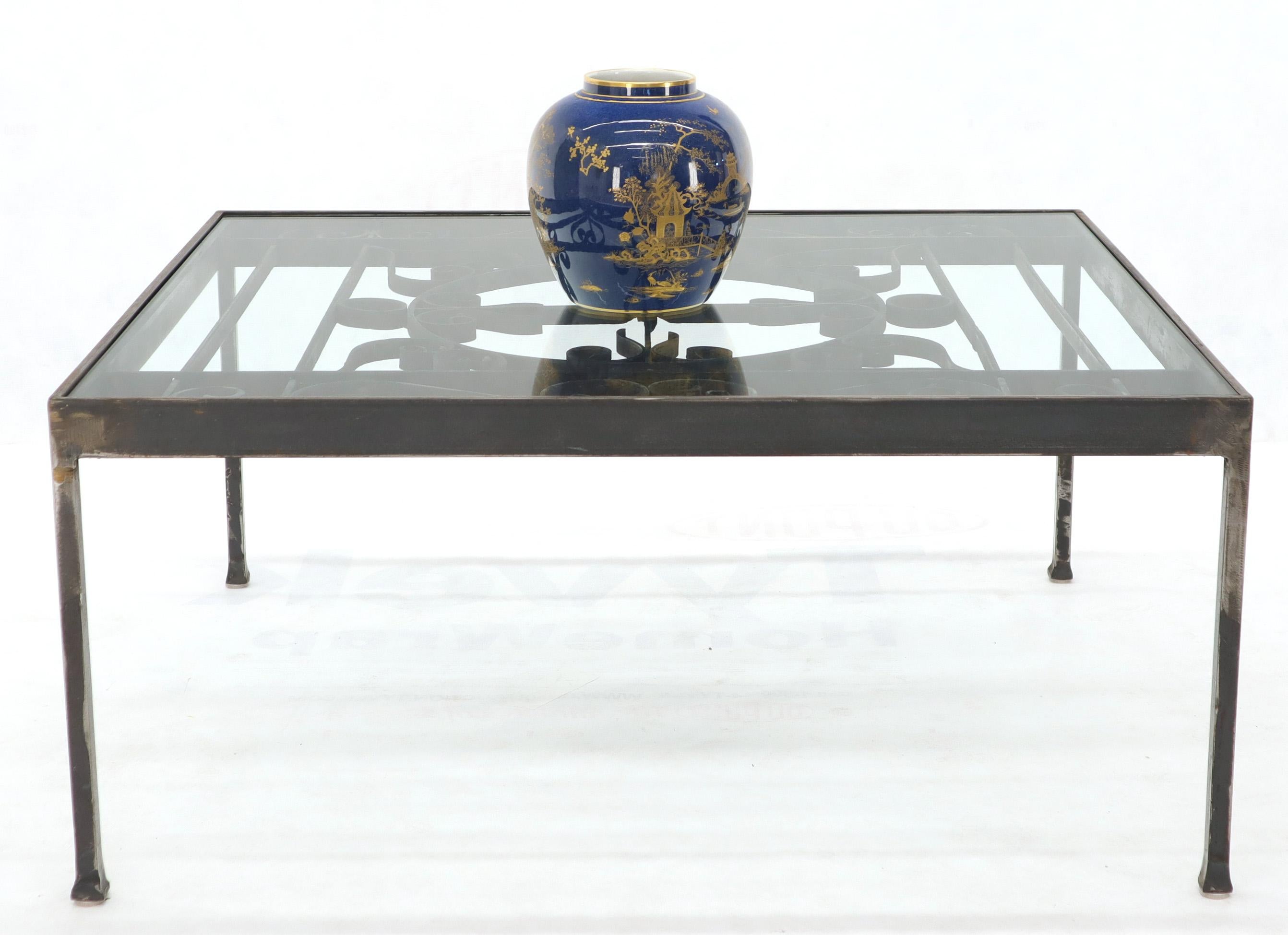 Inconnu Grande table basse rectangulaire en fer forgé avec plateau en verre et plateau large en vente