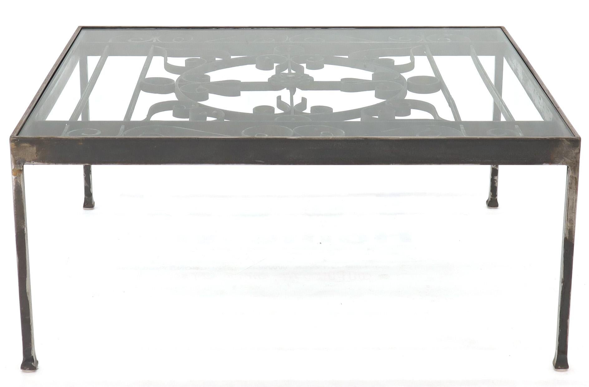 Massiver, breiter, rechteckiger Couchtisch mit Glasplatte aus Schmiedeeisen (21. Jahrhundert und zeitgenössisch) im Angebot