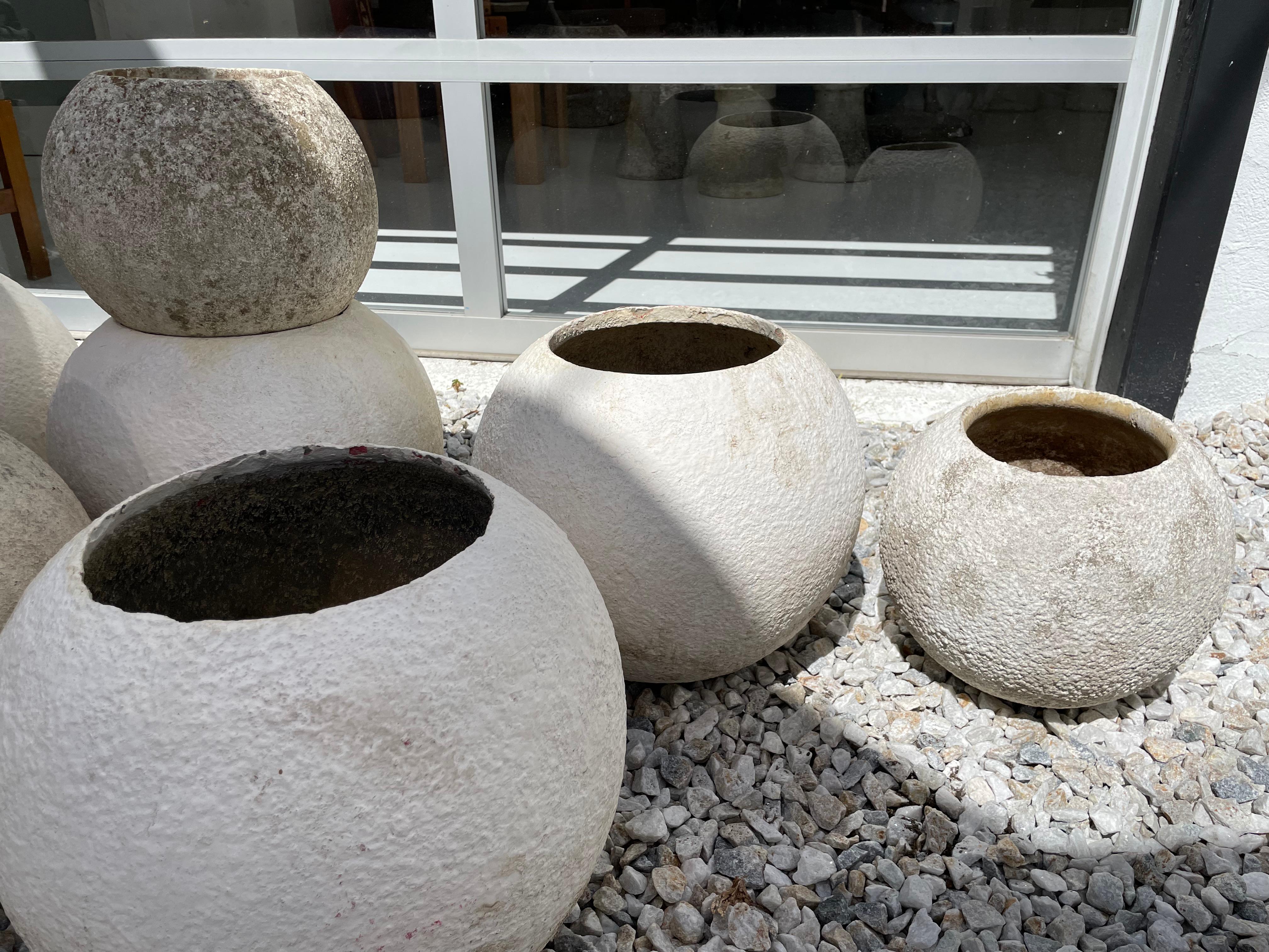 Grandes jardinières suisses à boules en béton, années 1960 en vente 3