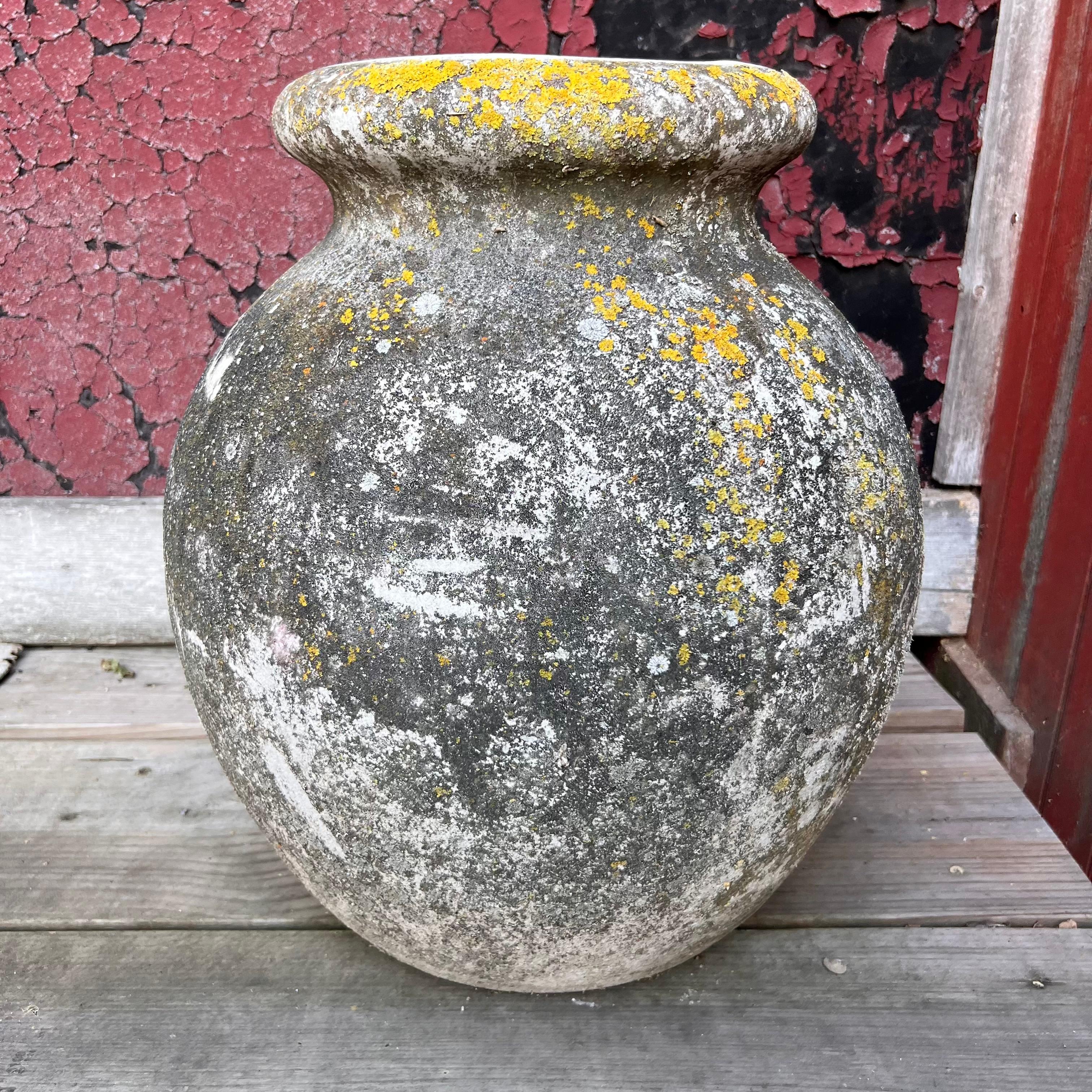 Pot à olives en béton de Willy Guhl avec une grande patine et une présence proéminente. Design simple et élégant, parfait pour tout jardin ou terrasse. Incroyable patine jaune et excellent état vintage. Des jarres similaires plus ou moins patinées