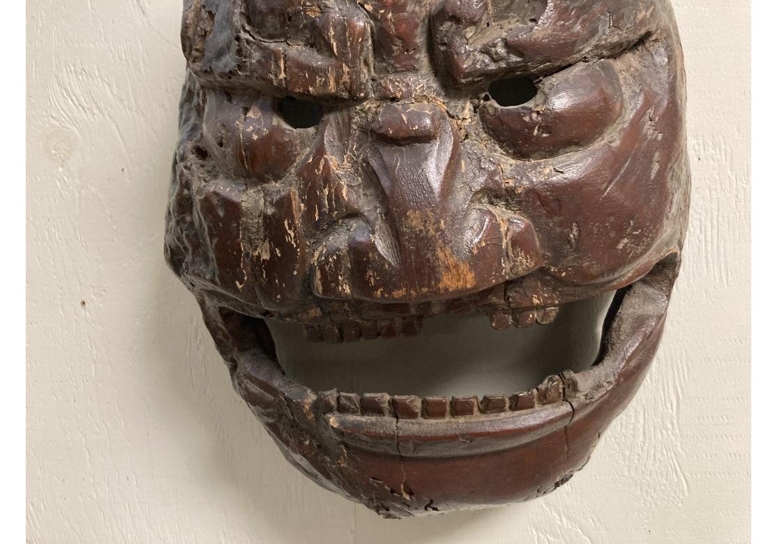 Massiver antike japanische Noh-Dramenmaske einer Demone aus Holz im Zustand „Starke Gebrauchsspuren“ im Angebot in Bridgeport, CT