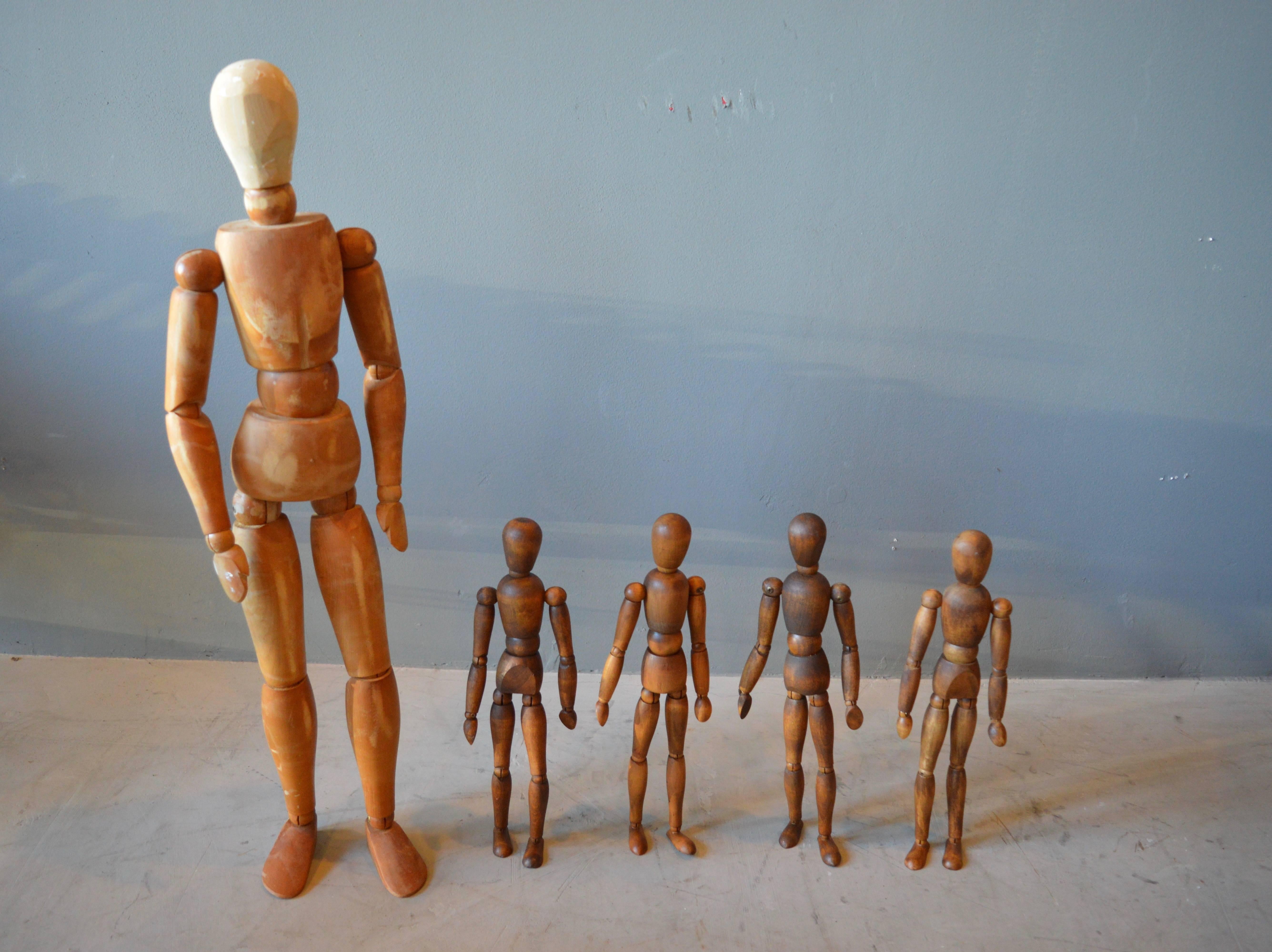 Figure monumentale articulée en bois:: modèle d'artiste. Une sculpture fantastique. Le bois est très ancien et très coloré. Excellent état vintage 

 