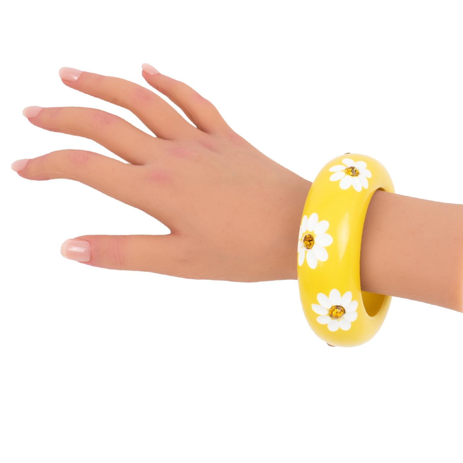 Bracelet jonc massif en résine jaune avec fleurs de marguerite sculptées Excellent état - En vente à Atlanta, GA