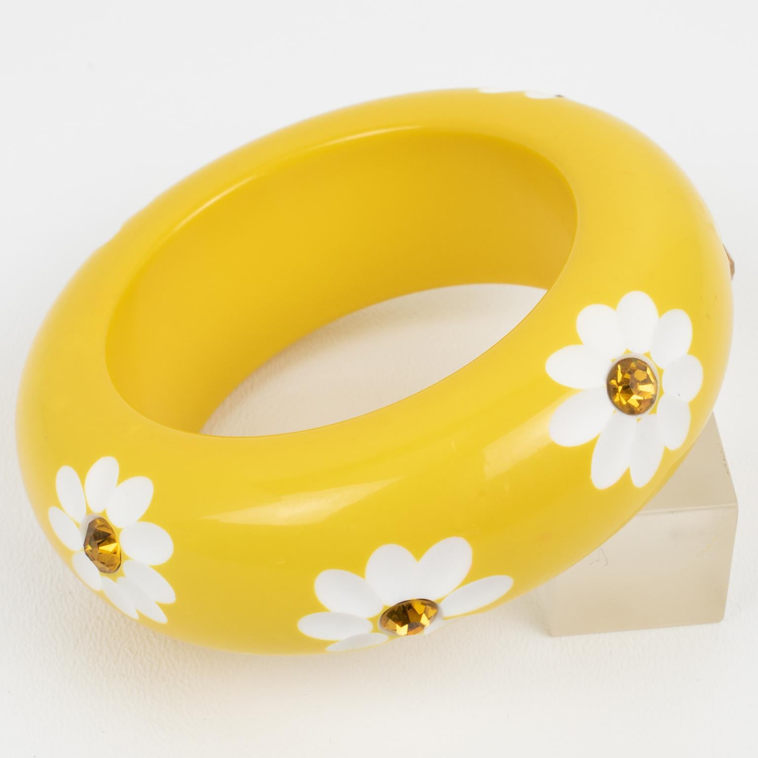 Bracelet jonc massif en résine jaune avec fleurs de marguerite sculptées Unisexe en vente