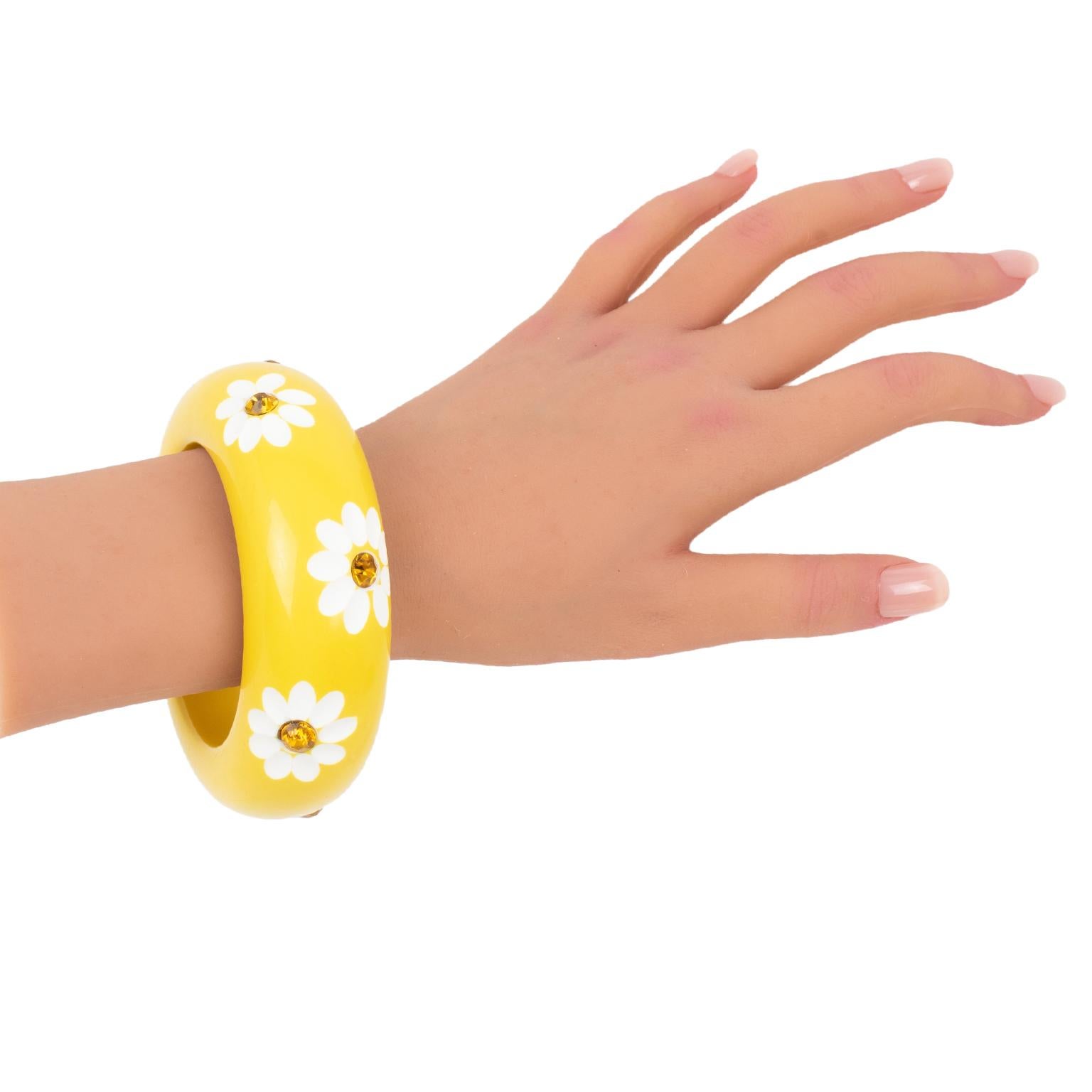 Bracelet jonc massif en résine jaune avec fleurs de marguerite sculptées en vente 2