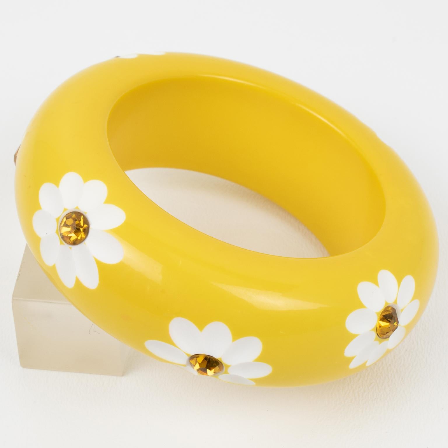 Bracelet jonc massif en résine jaune avec fleurs de marguerite sculptées en vente 3