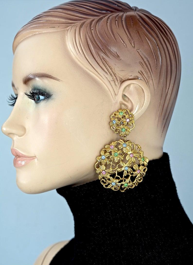 Vintage Massive YVES SAINT LAURENT Ysl Openwork Rhinestone Flower Dangling Earrings

Measurements:
Height: 3.23 inches (8.2 cm)
Width: 2.16 inches (5.5 cm)
Weight per Earring: 28 grams

Features:
- 100% Authentic YVES SAINT LAURENT.
- Massive