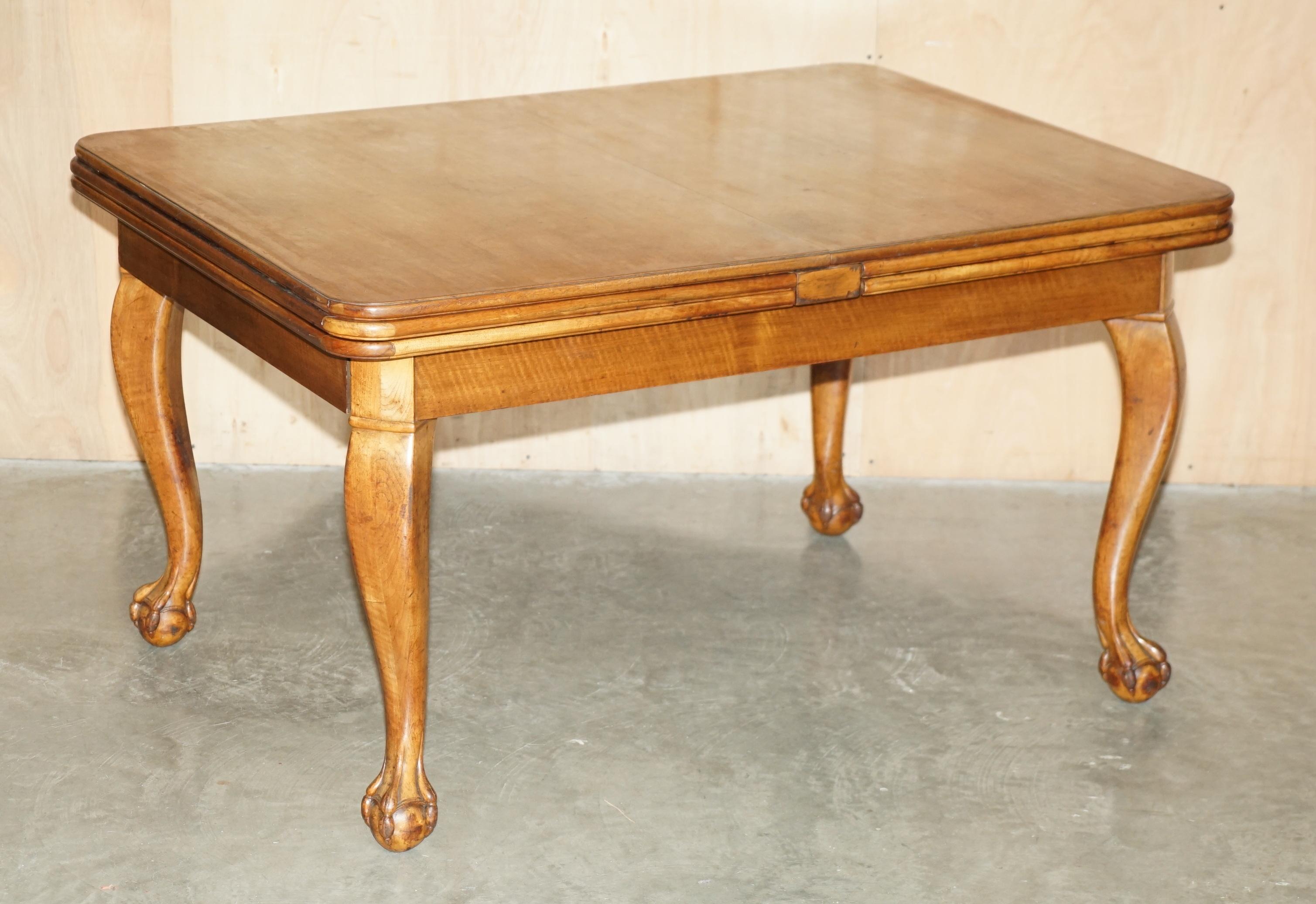 Antigüedades de la Casa Real

Royal House Antiques se complace en poner a la venta esta preciosa mesa de comedor superampliable de nogal Art Decó de la década de 1920, con capacidad para entre 6 y 16 personas.   

Por favor, tenga en cuenta que la