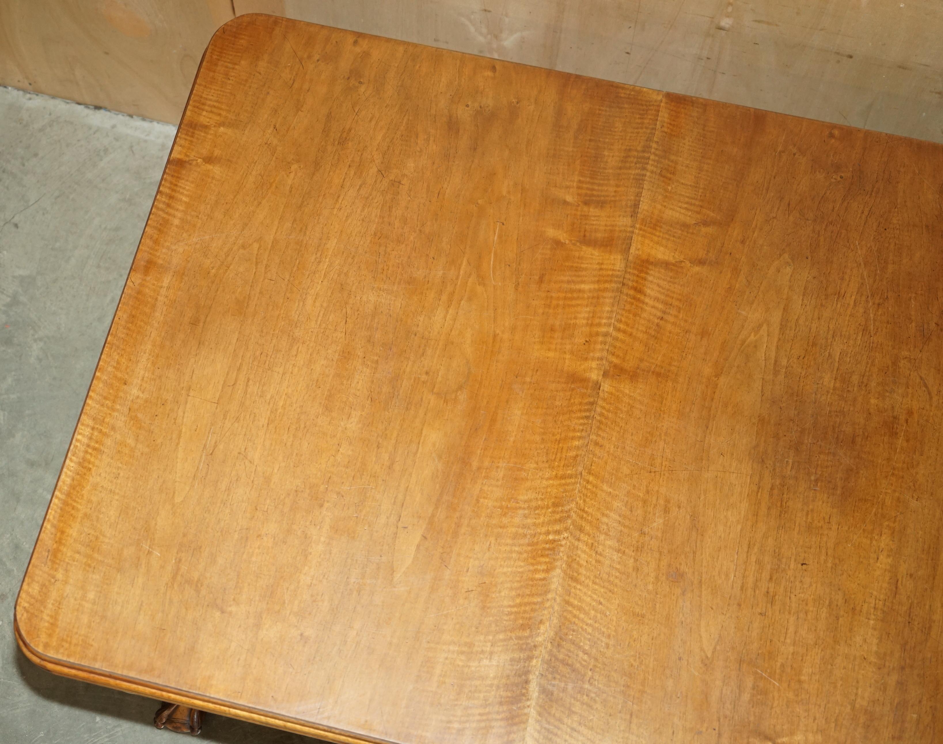 MESA DE COMEDOR MASSIVELY EXTENDiNG ANTIQUE FRENCH WALNUT ART DECO CLAW & BALL principios del siglo XX en venta