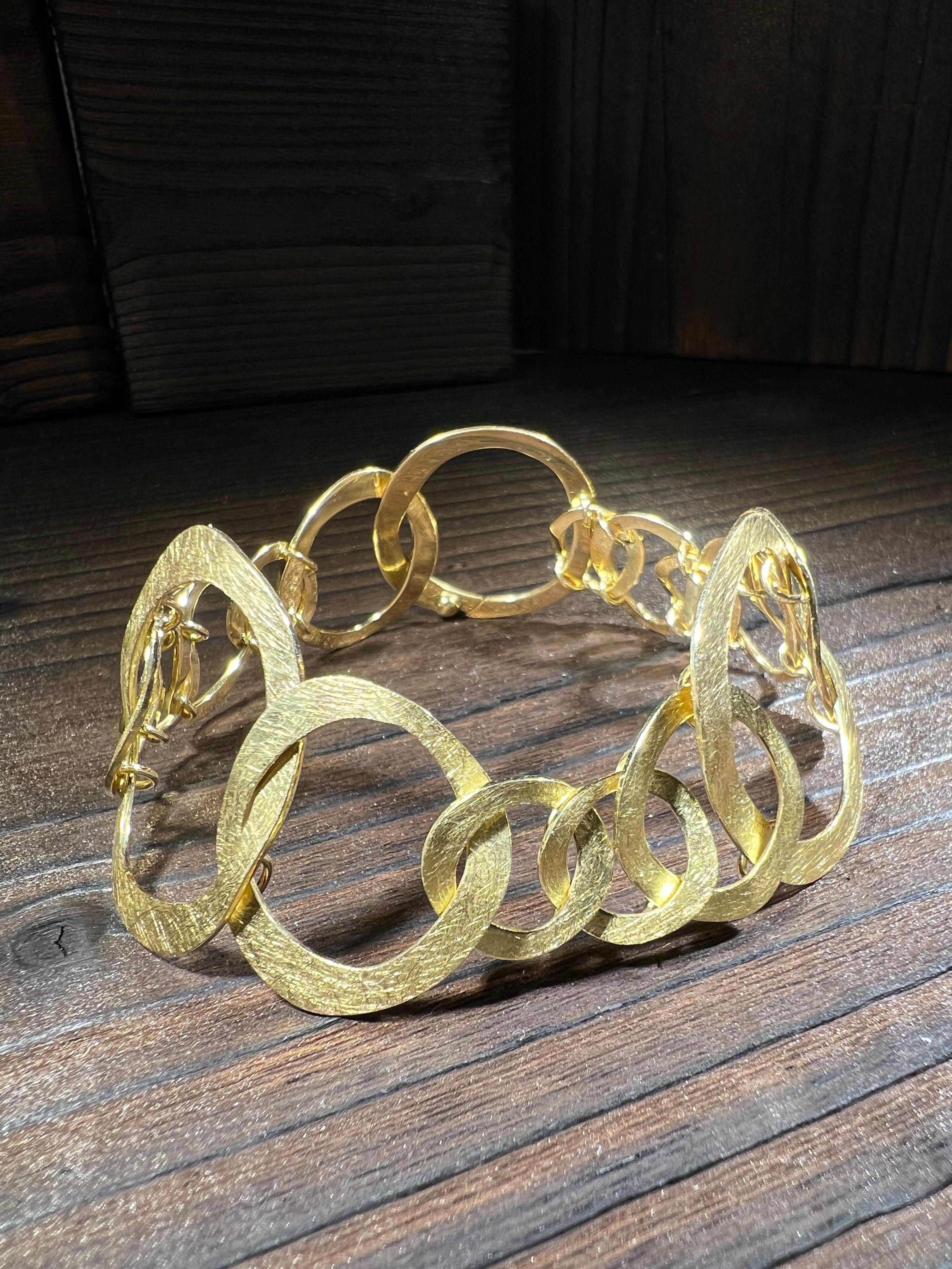 Una fascia da braccio massiccia, realizzata in modo artigianale nel nostro Atelier A in oro 18k - un Unikat di grande valore con un peso di 26,8g. Le Kreise non regolate e angiogate si fondano su una Weise faszinierende e su un'armonia che il