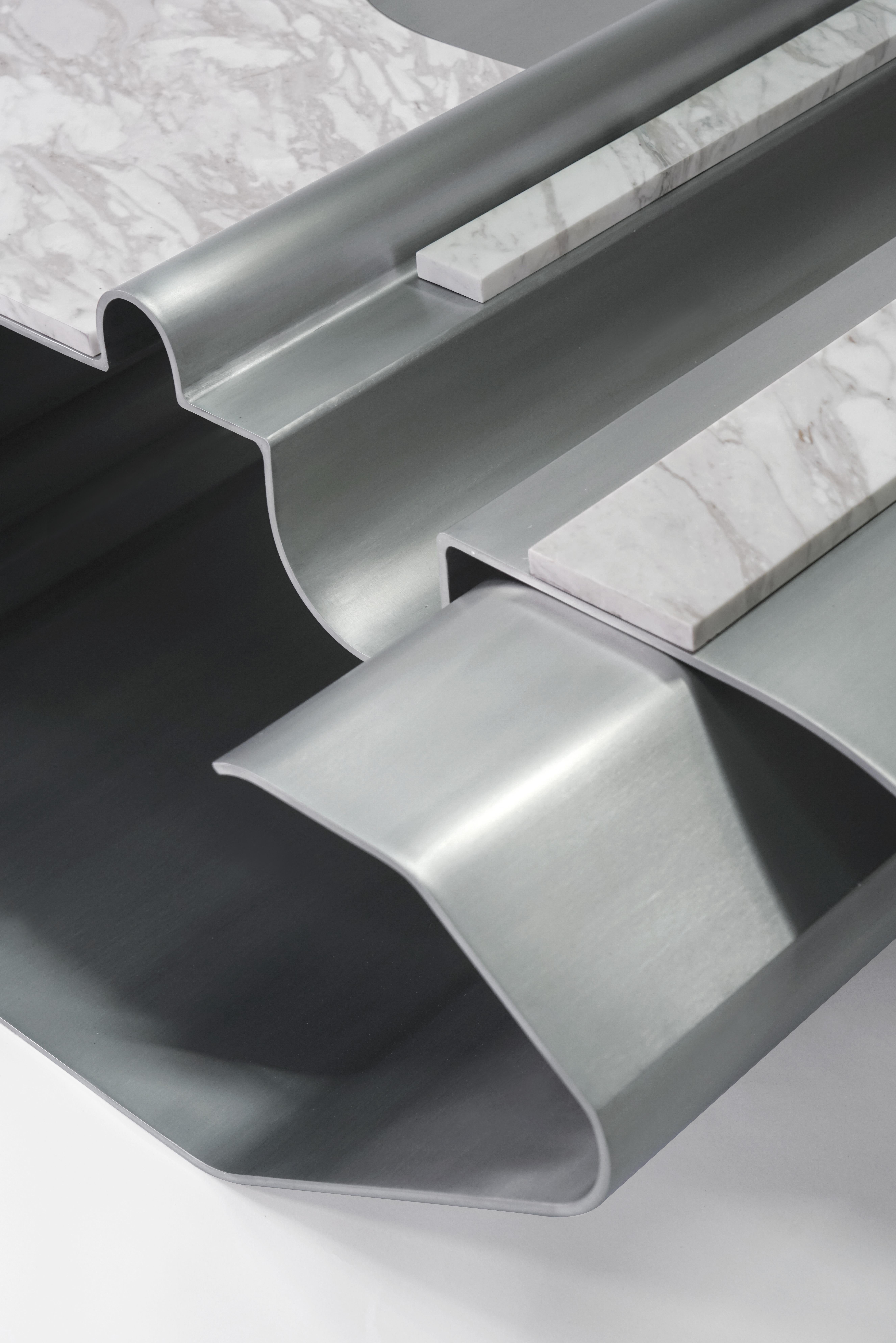 Table basse Massless en aluminium et marbre Volaskas Adara de Todomuta Studio Neuf - En vente à Beverly Hills, CA