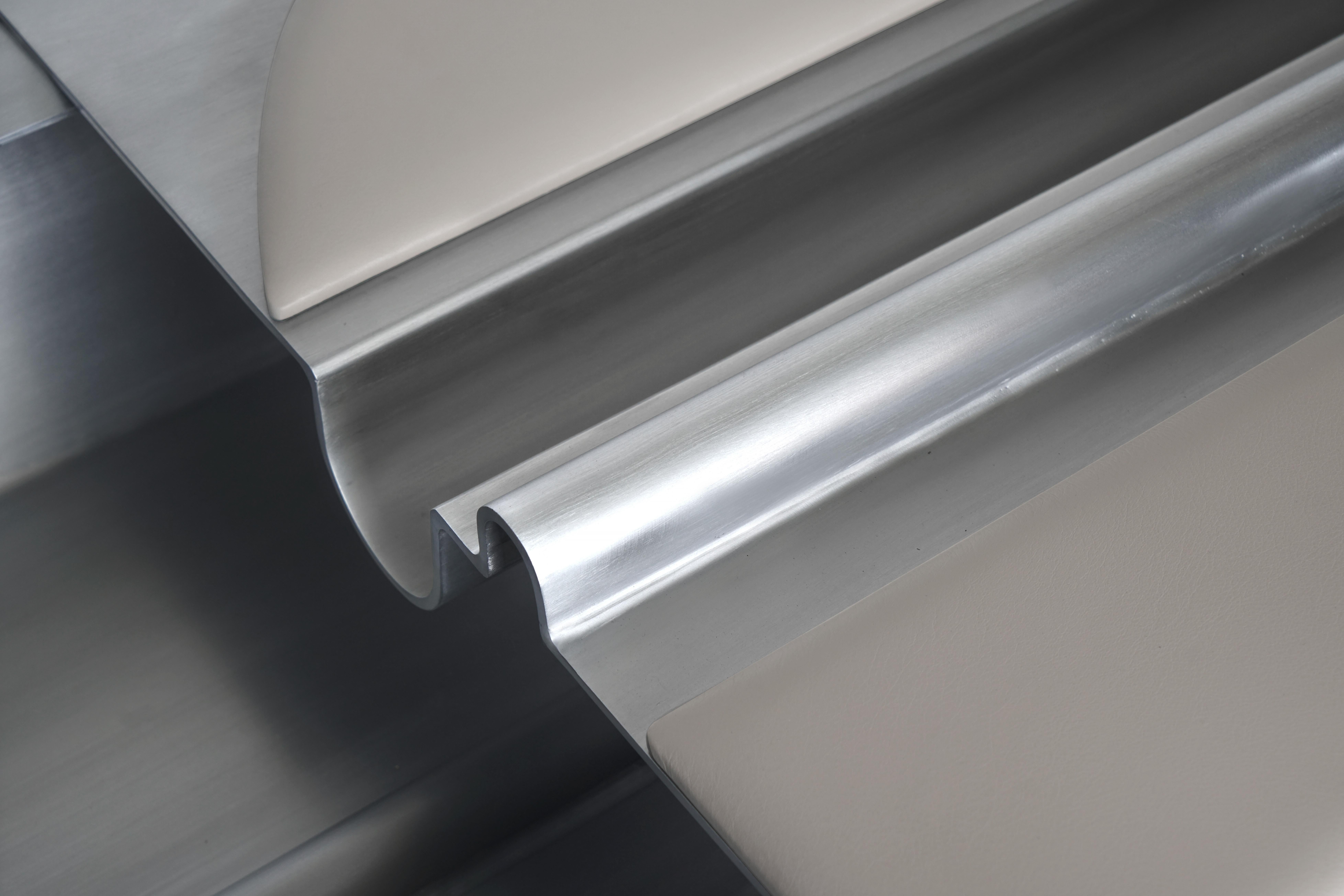 Aluminium Banc double Massless, aluminium, cuir par Todomuta Studio en vente