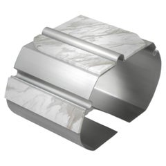 Mesa auxiliar baja sin masa, aluminio, mármol by Todomuta Studio