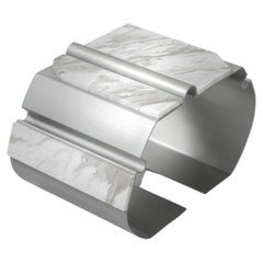 Mesa auxiliar baja sin masa, aluminio, mármol by Todomuta Studio